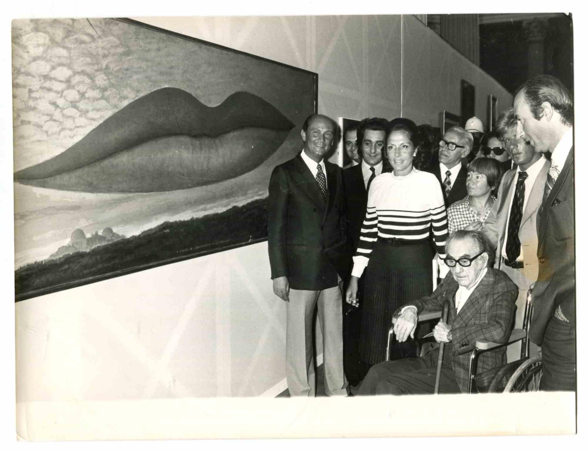Figurative Photograph Unknown - Exposition de photographies de Man Ray à Rome - Photo vintage - 1975
