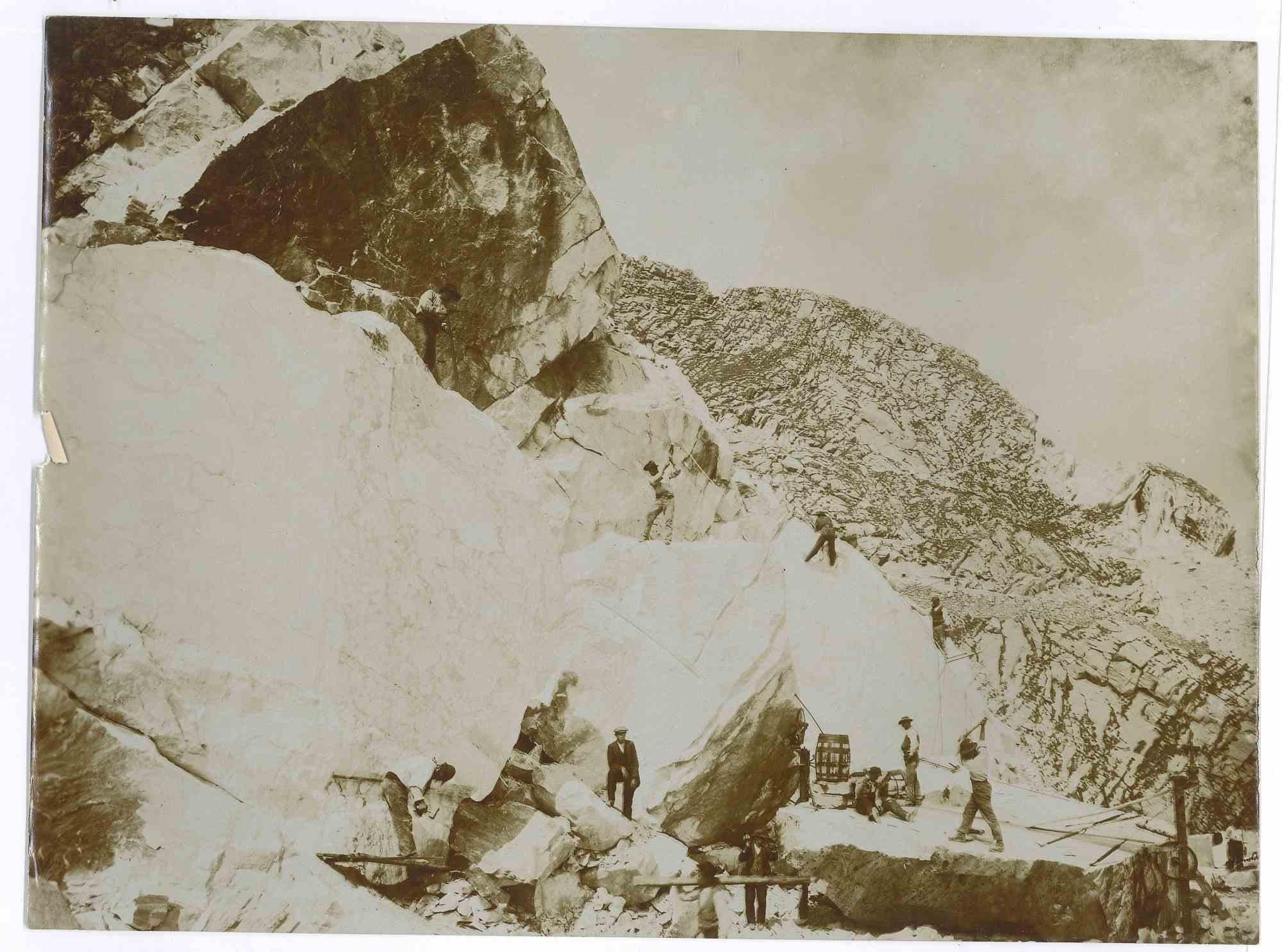 Unknown Figurative Photograph - Extraction of Marble Blocks - Vintage Photo - 1910s