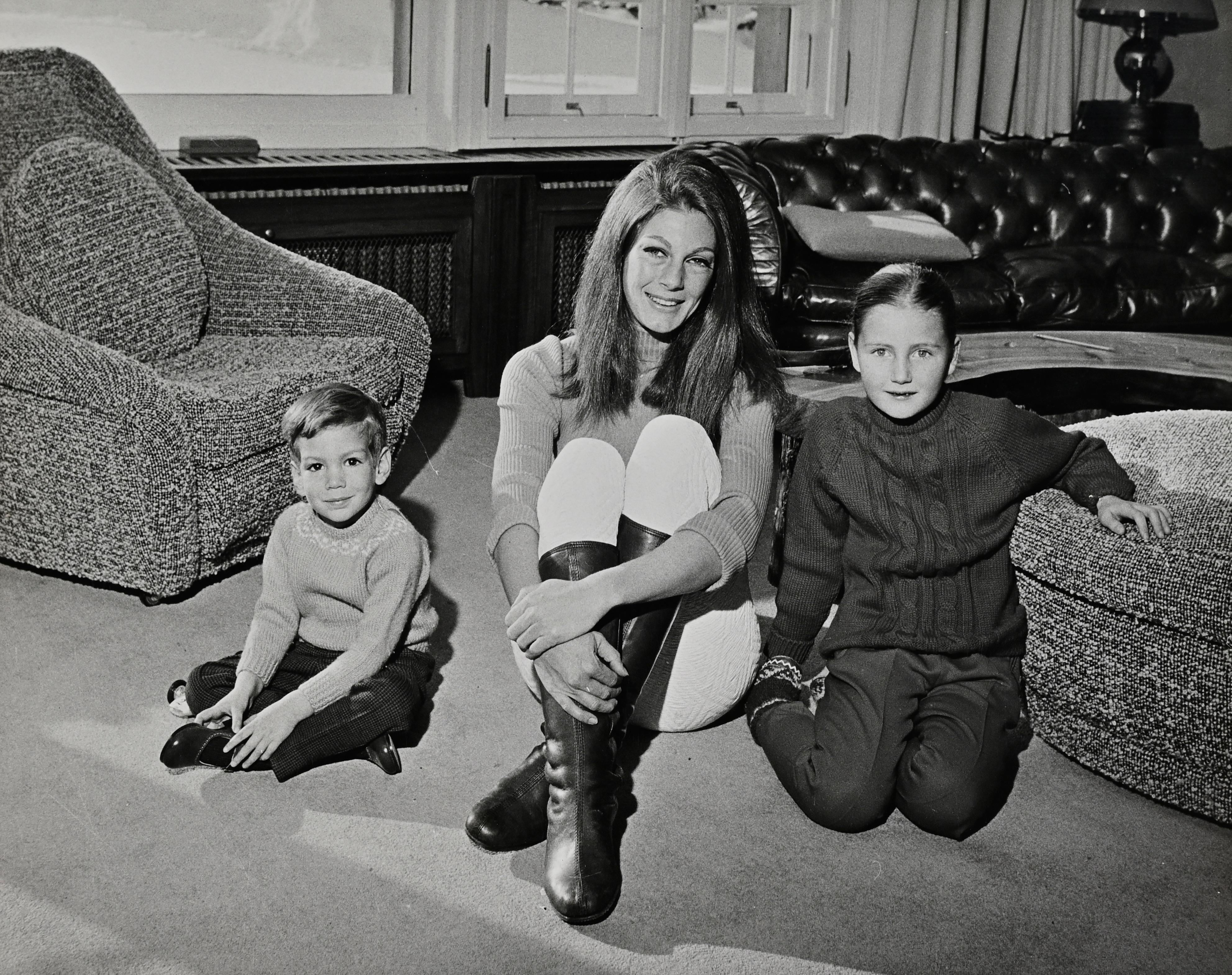 Unknown Figurative Photograph - Family Portait - Vintage Photo - 1970s