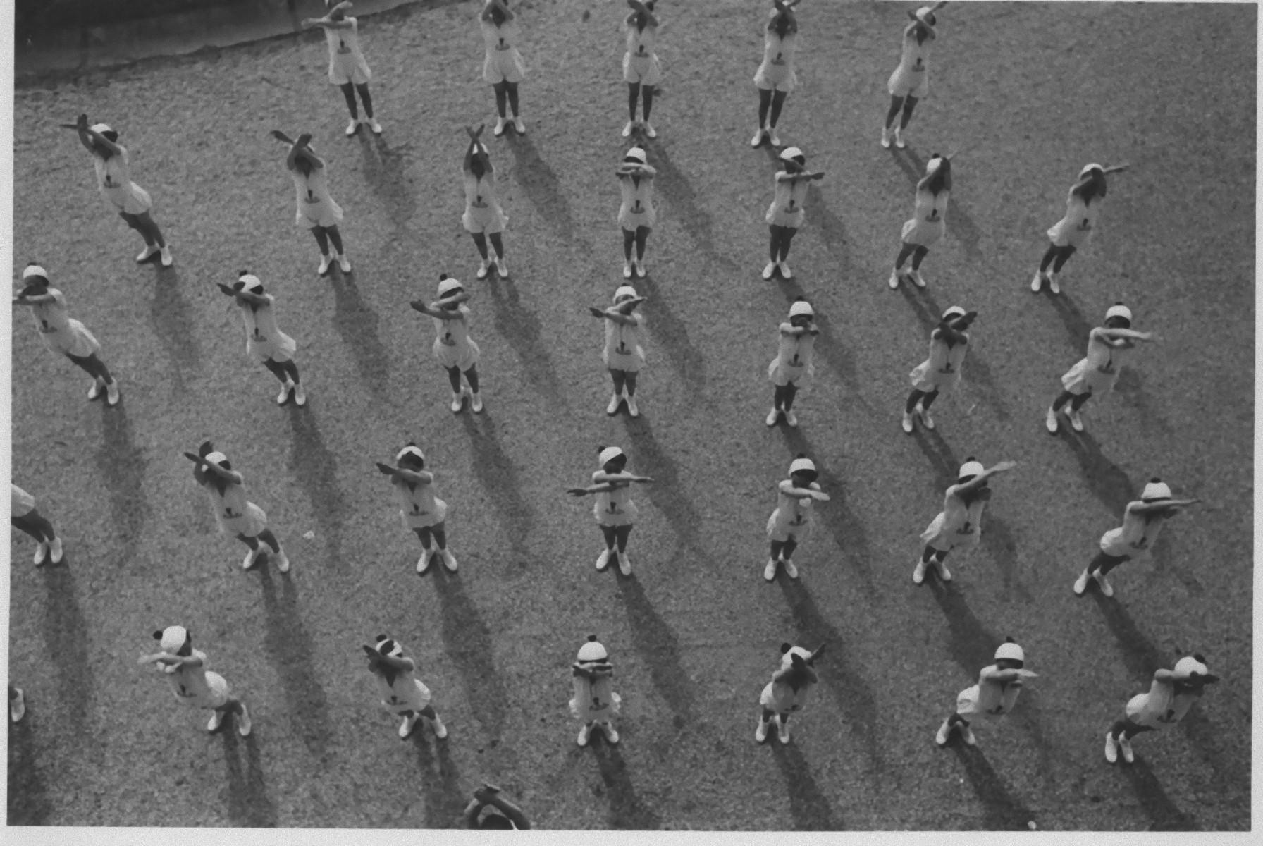 Figurative Photograph de Unknown - Época del fascismo en Italia - Gimnasia en un estadio - Foto vintage en blanco y negro - 1930