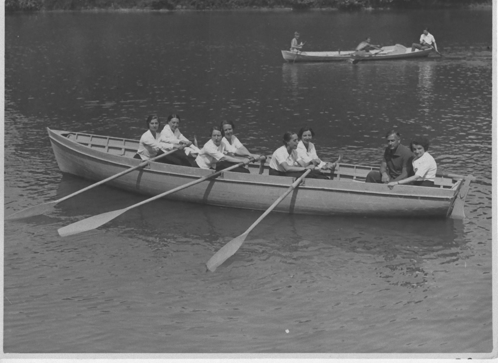 Unknown Portrait Photograph – Faszinismus-Periode in Italien - Frauen in einem Ruderboot - Vintage b/w Foto - 1930 c.a.