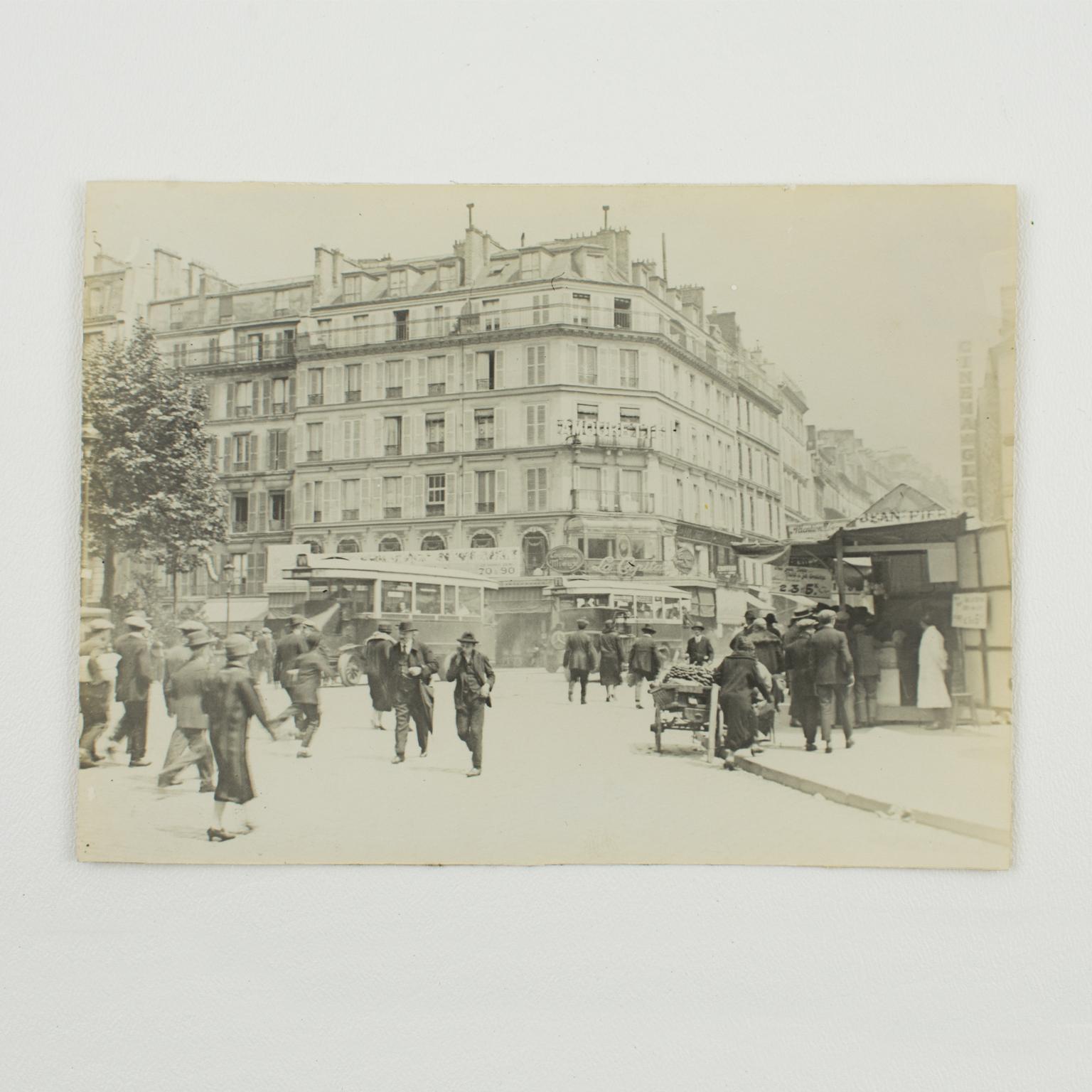 Faubourg du Temple in Paris, 1926, Silber-Gelatine-Schwarz-Weiß-Fotografie (Art déco), Photograph, von Unknown