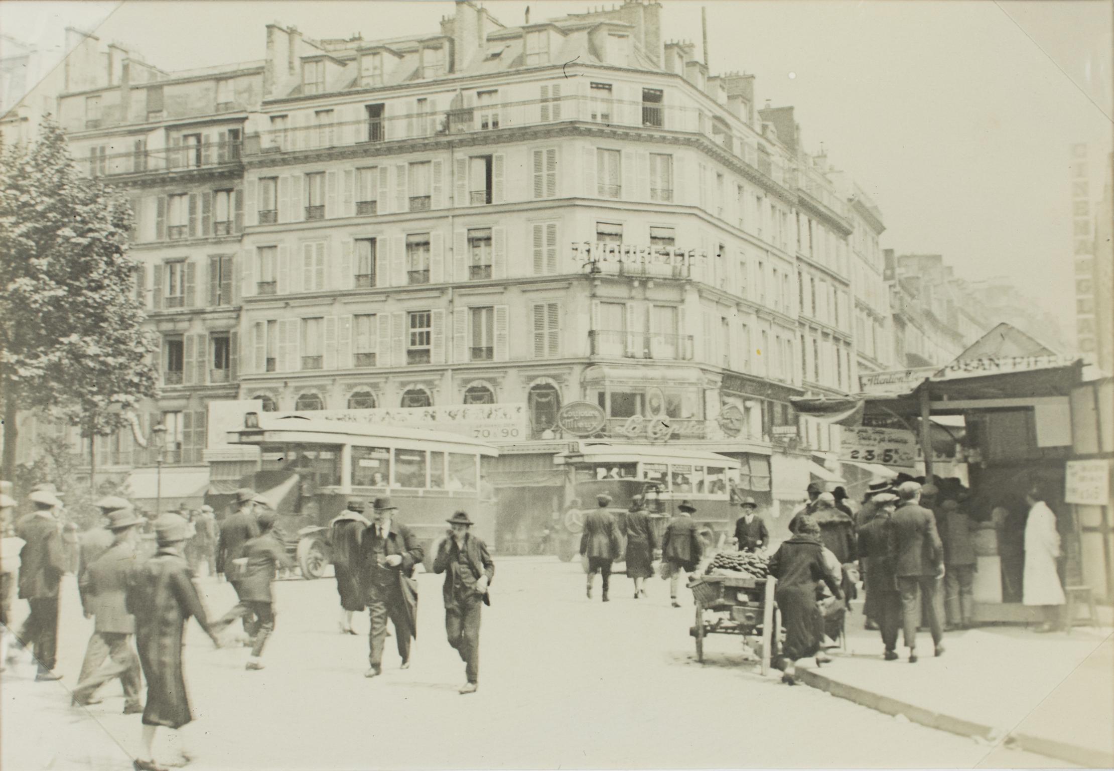 Un'unica fotografia originale alla gelatina d'argento in bianco e nero. La rue du Faubourg du Temple, vista di una delle strade più trafficate di Parigi, nel 1926.
Caratteristiche:
Stampa originale alla gelatina d'argento Fotografia senza
