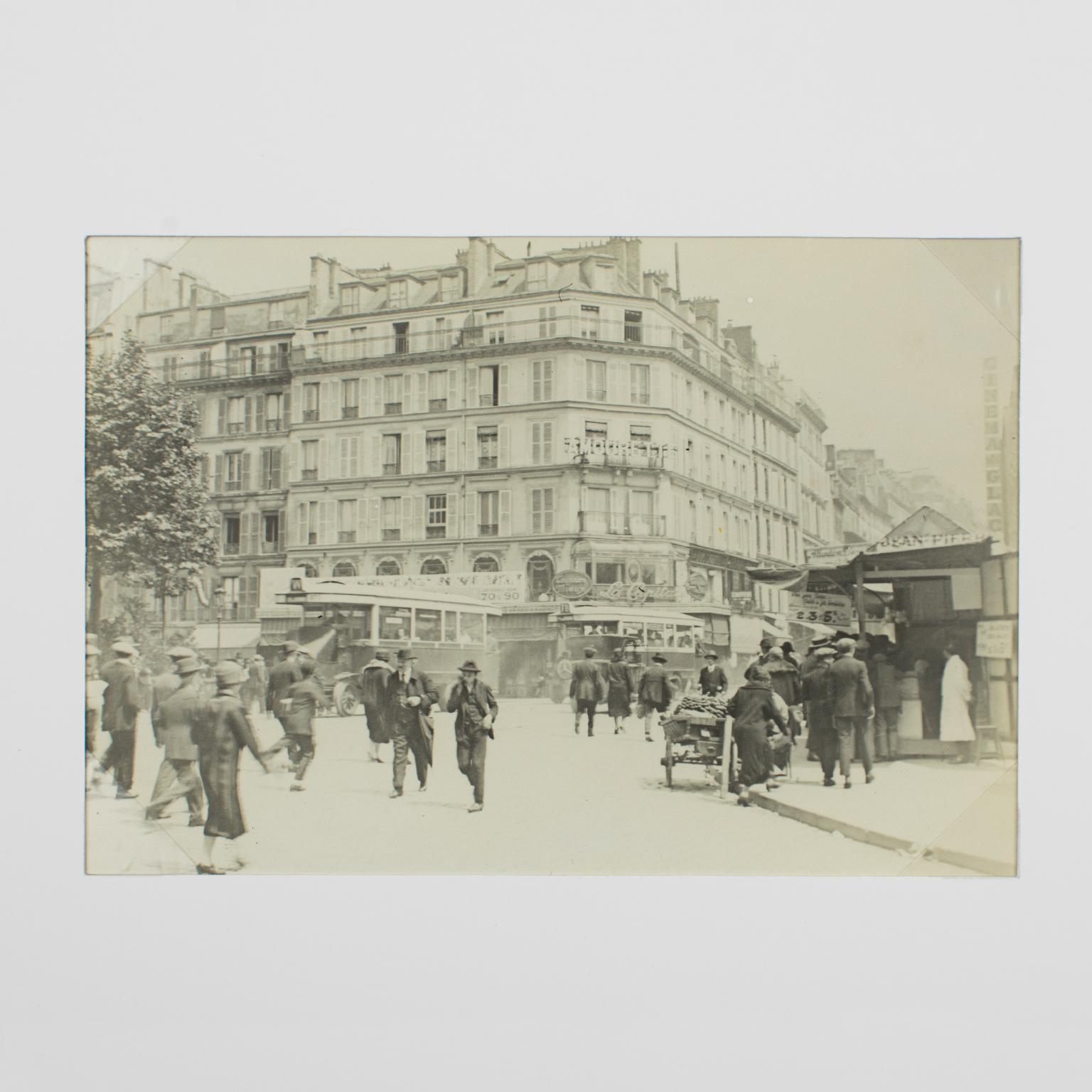 Faubourg du Temple a Parigi, 1926, fotografia alla gelatina d'argento in bianco e nero in vendita 1