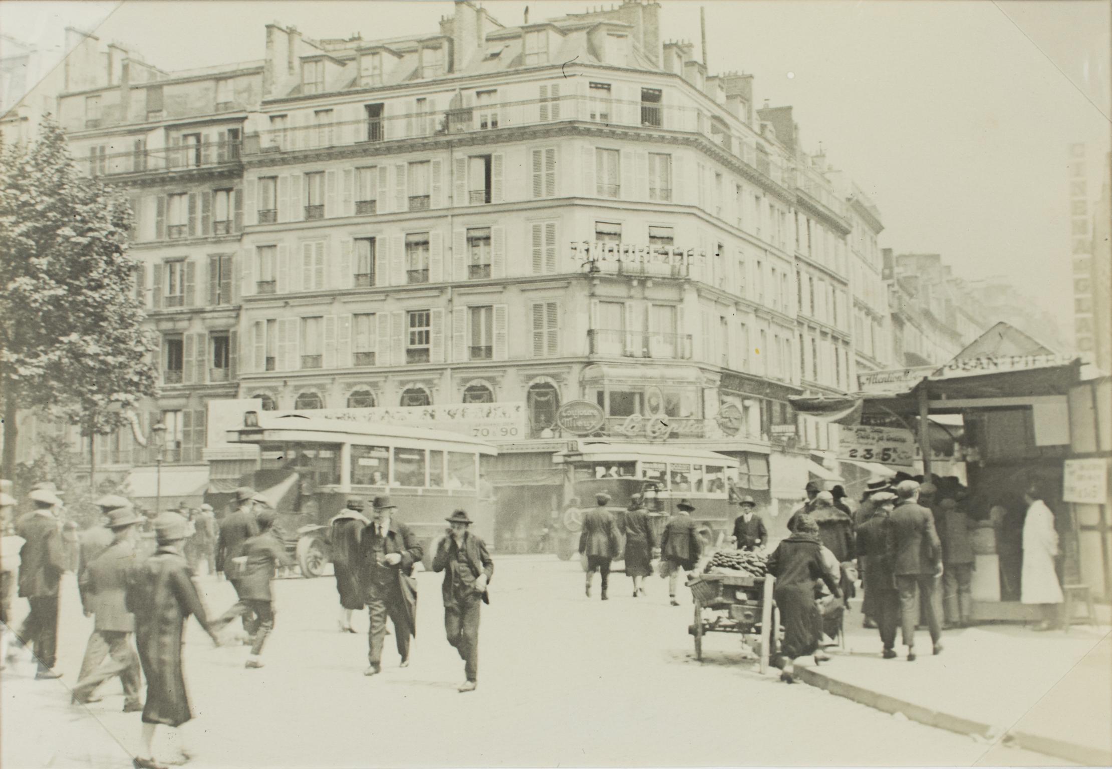 Unknown Landscape Photograph – Faubourg du Temple in Paris, 1926, Silber-Gelatine-Schwarz-Weiß-Fotografie
