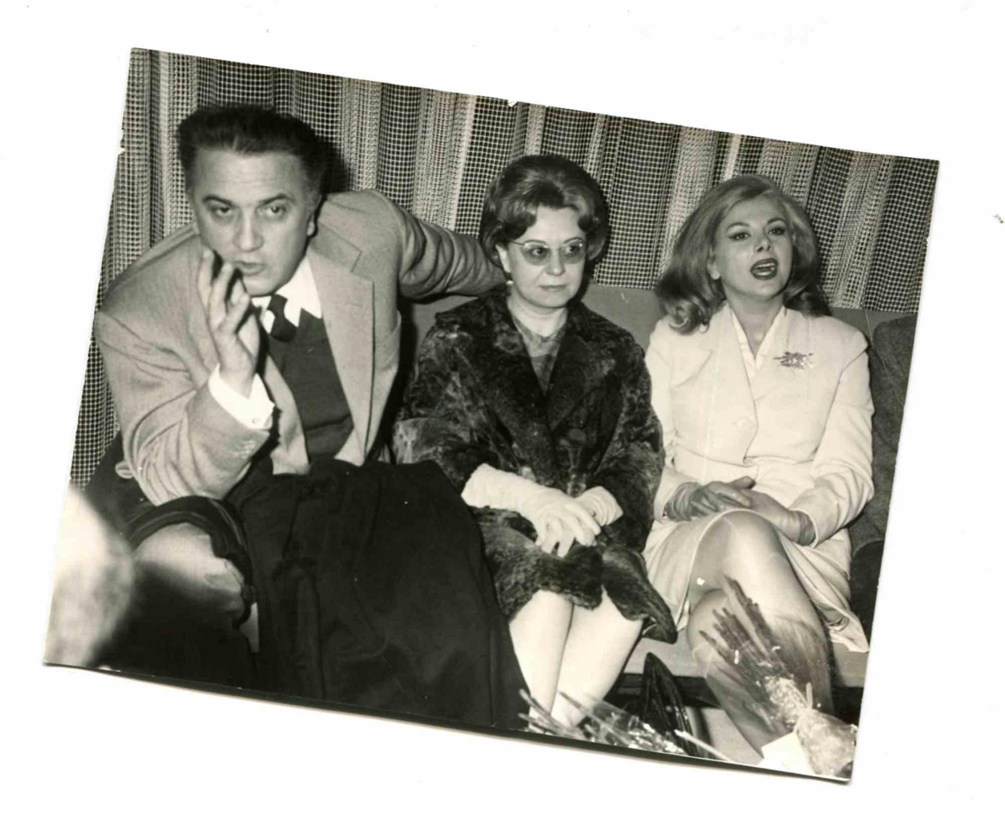 Unknown Figurative Photograph - Federico Fellini, Giulietta Masina and Sandra Milo - 1960s
