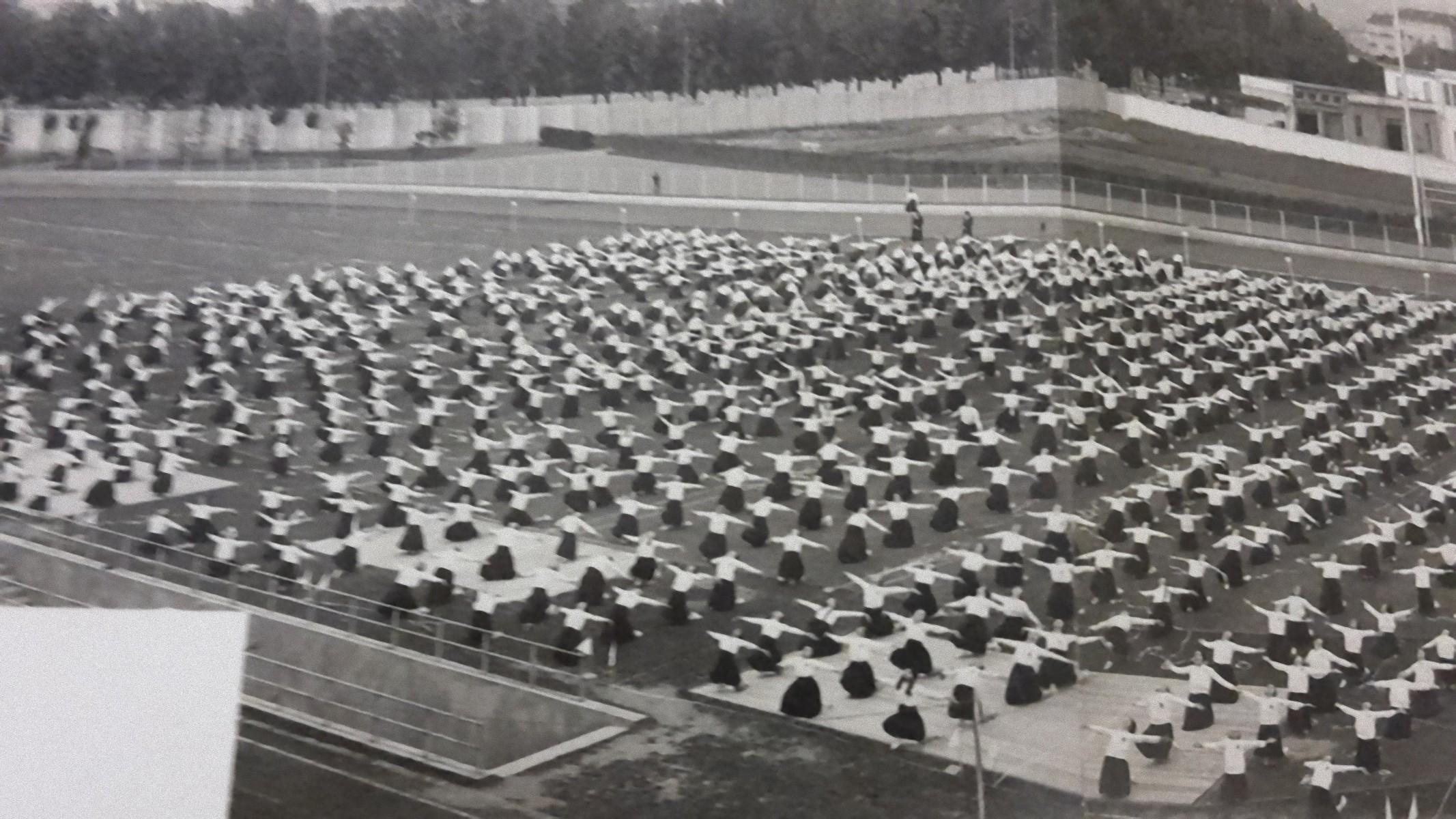 Unknown Landscape Photograph - Female Sport Exercises during Fascism in Italy - Vintage b/w Photograph - 1934