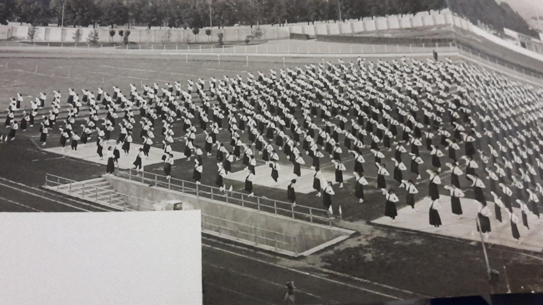 Frauensportübungen während des Fascismus in Italien – Jugendstil b/w Fotografie – 1934ca.