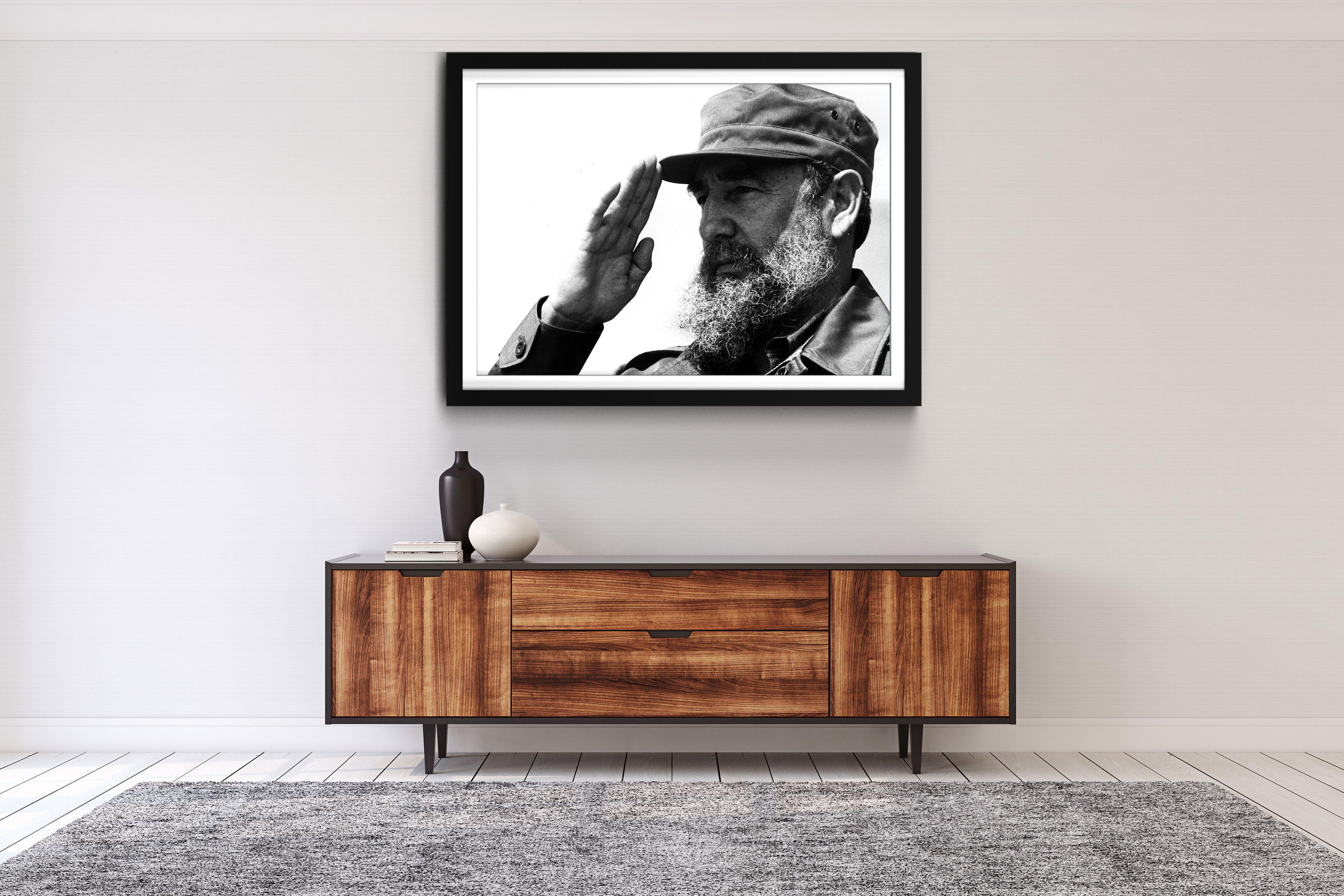 Fidel Castro grüßt – Photograph von Unknown