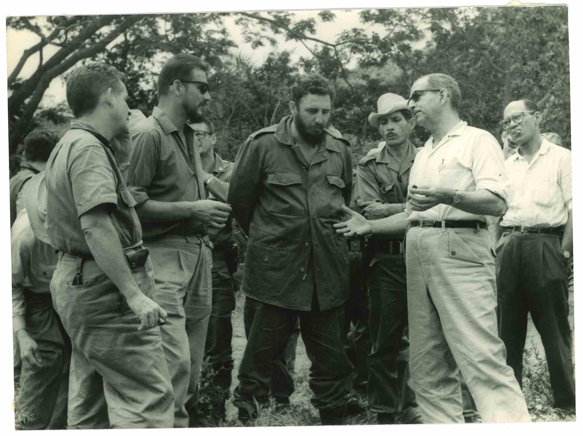 Unknown Figurative Photograph – Fidel Castro mit kubanischen Sozialisten in Kuba – Historisches Foto – 1960er Jahre
