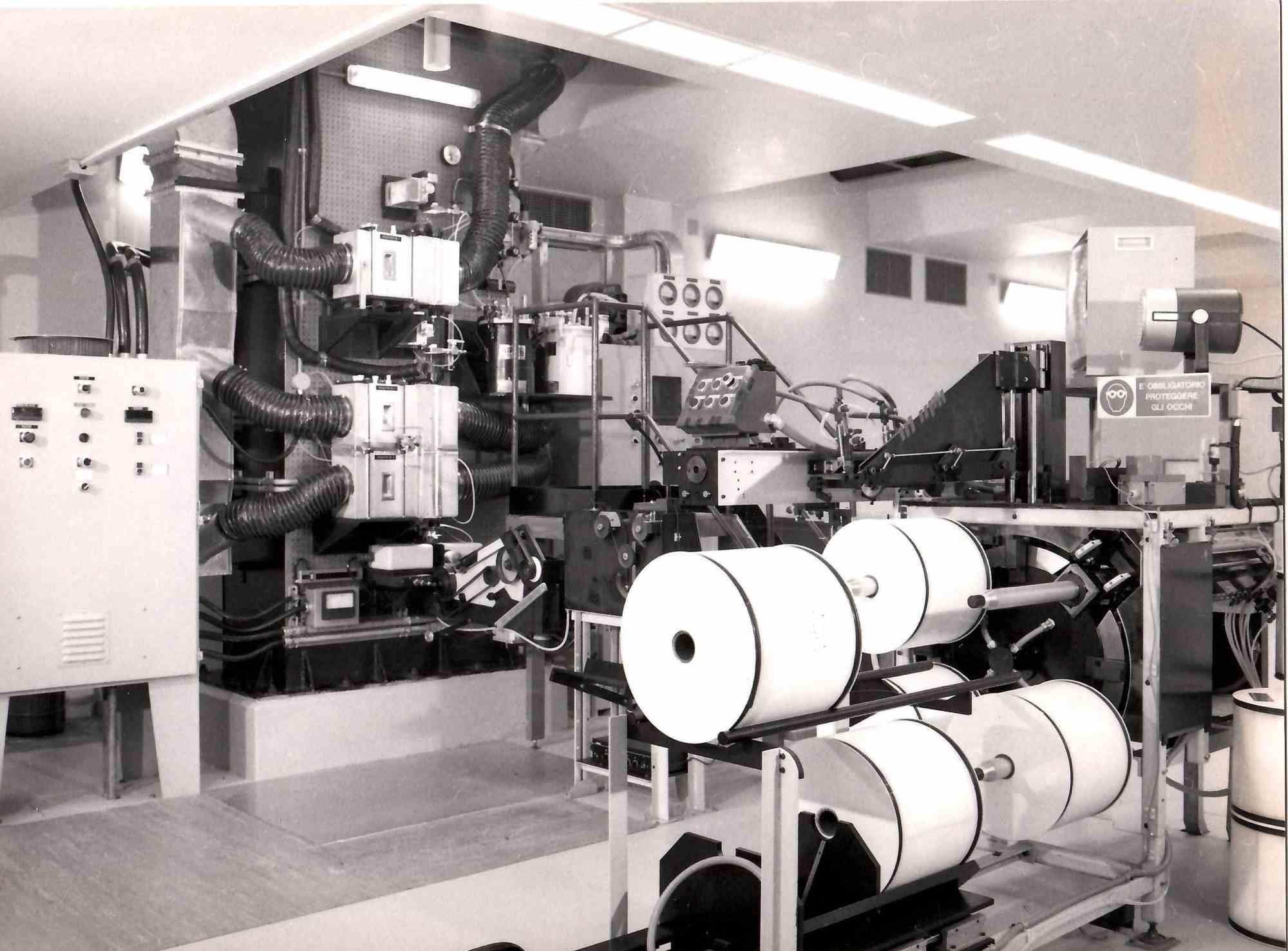 Unknown Black and White Photograph – Final Winding on the Reel of the Optical Fiber - Vintage B/W Foto - 1990er Jahre