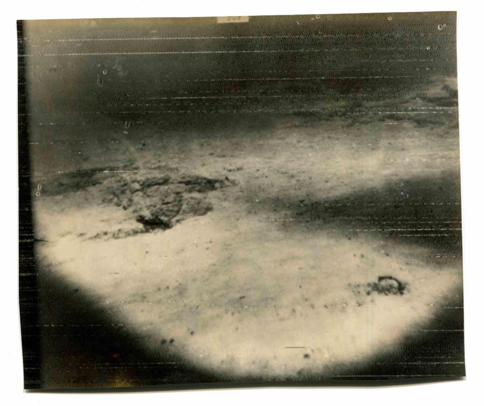 Landscape Photograph de Unknown - Primeras imágenes de la Luna - Fotografía de época - 1969/70