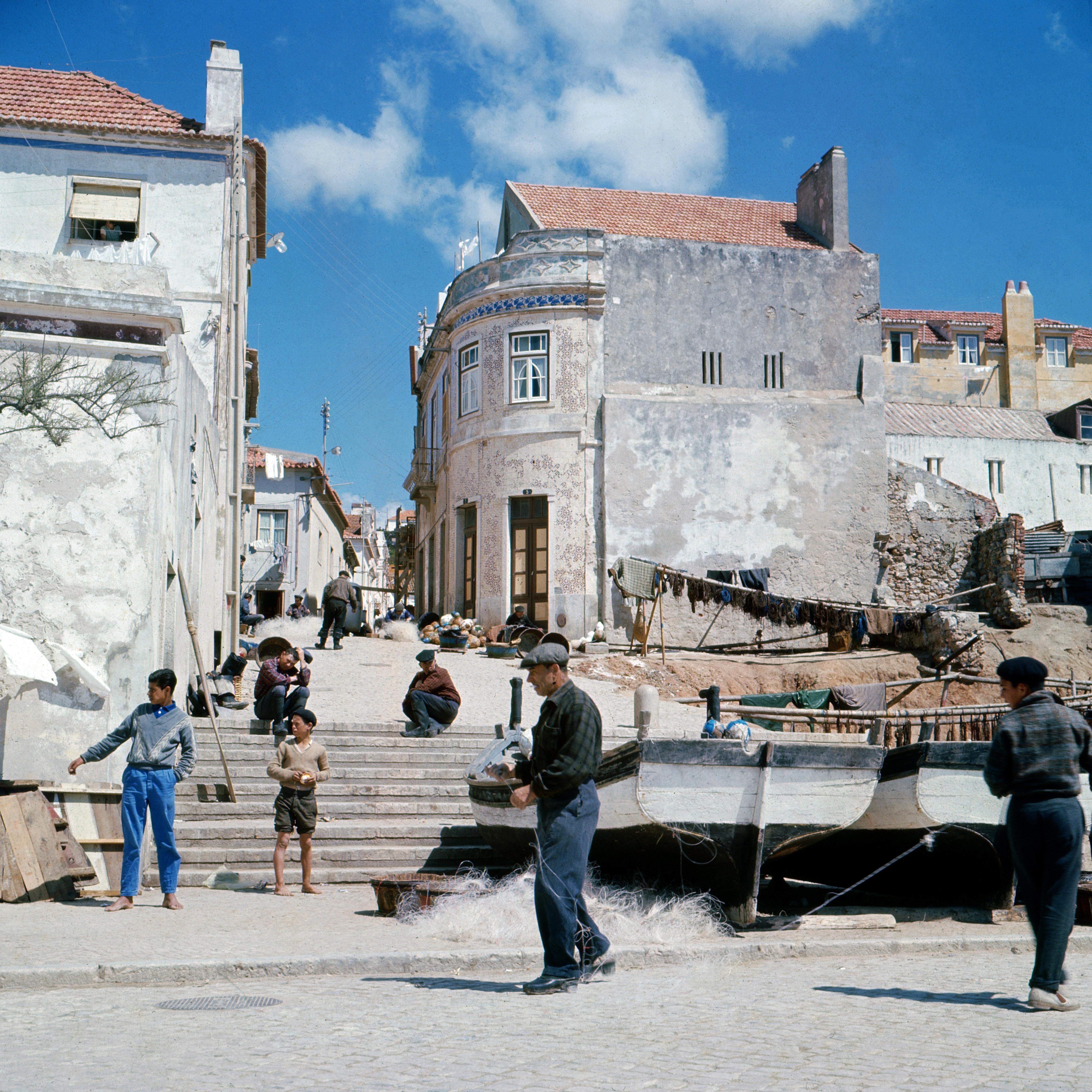 Pêcheurs au port de Sesimbra, Portugal 1965