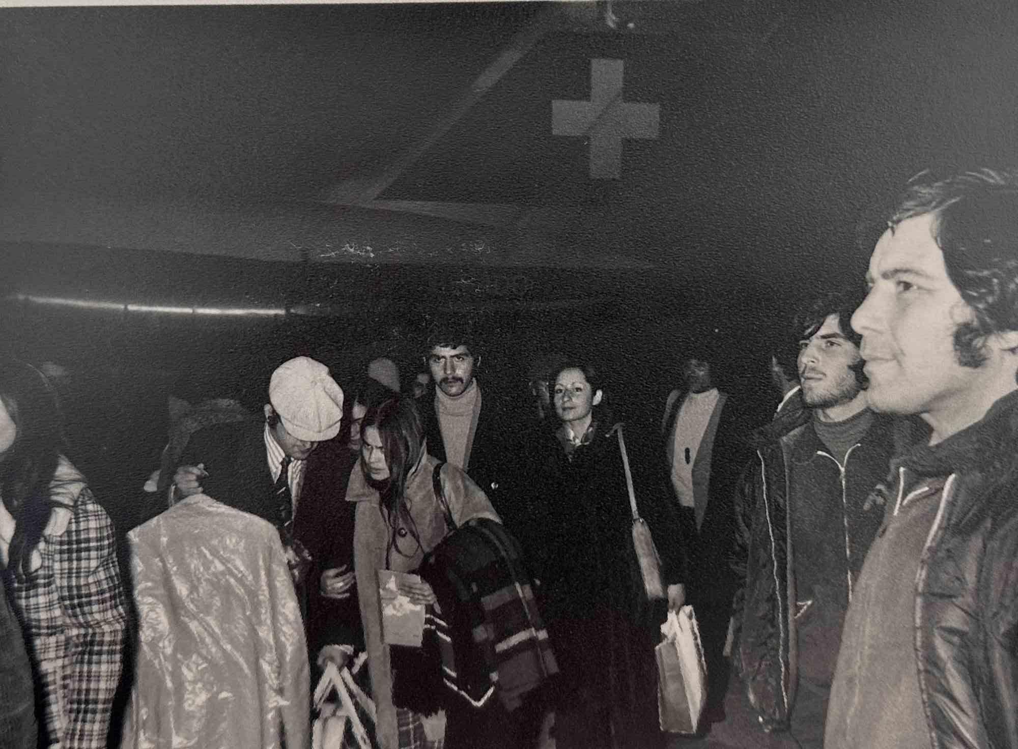 Unknown Figurative Photograph - Fiumicino Airport- Chilean Immigrants 1975 - Vintage Photograph - 1975