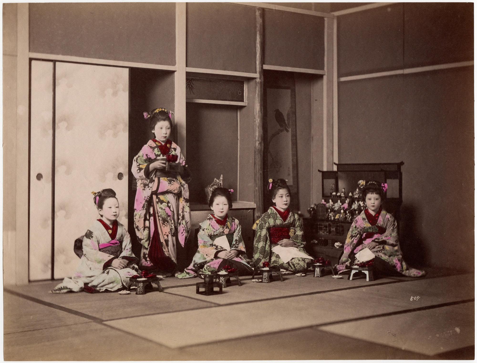 Fünf Maiko (Lehrlinge) beim Mittagessen - Original handkoloriertes Foto aus der Meiji-Ära