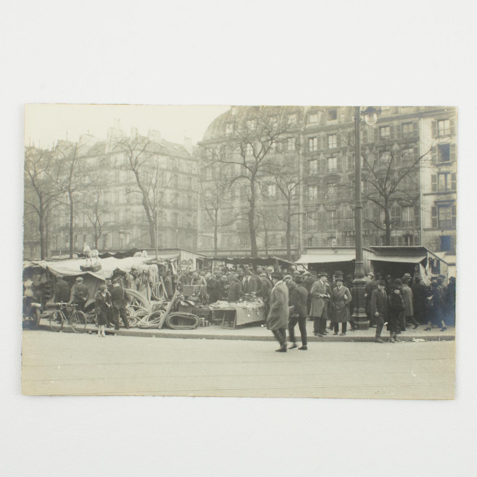 Mercato delle pulci a Parigi, 1927, fotografia alla gelatina d'argento in bianco e nero - Photograph Art Déco di Unknown
