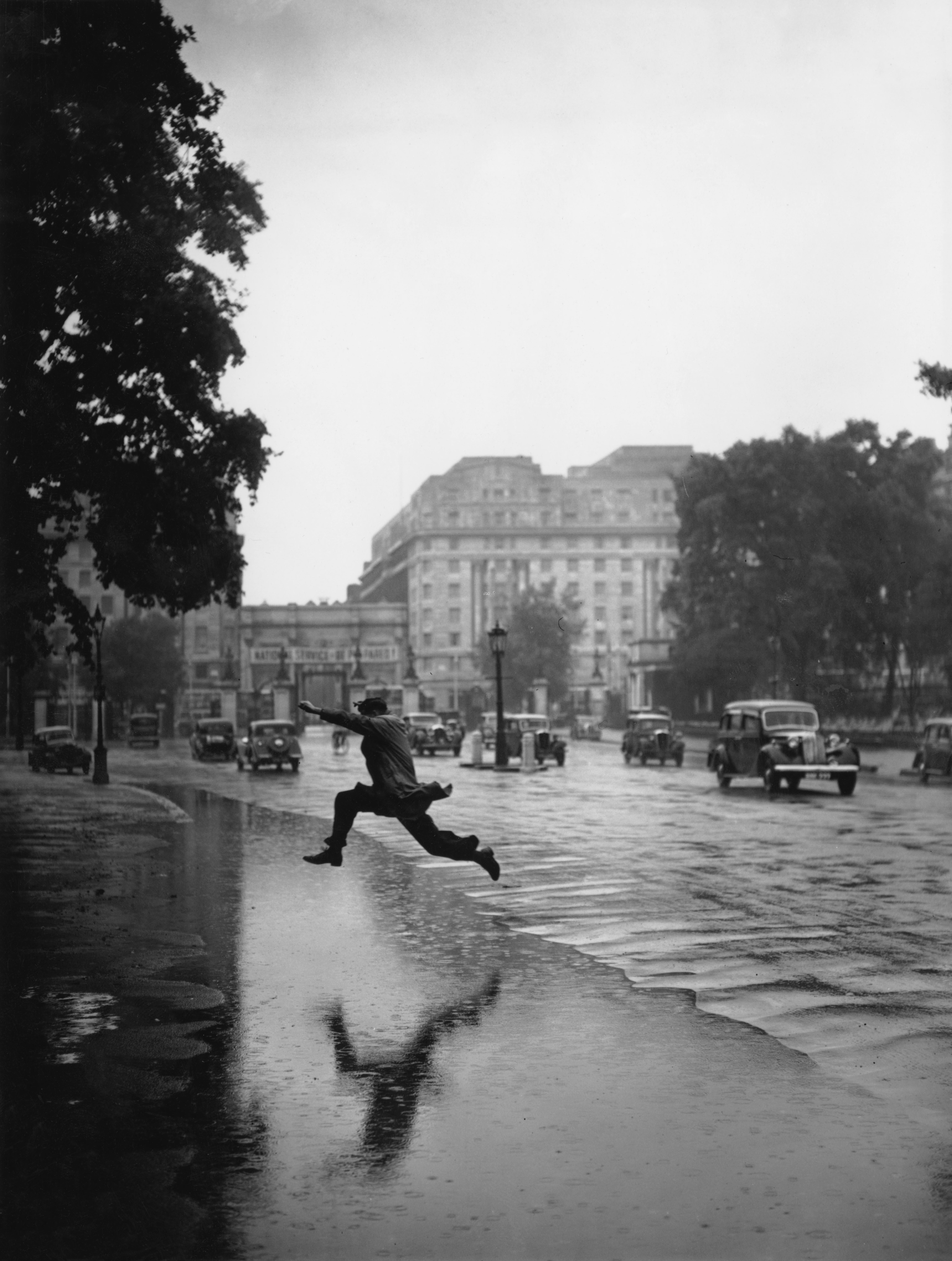 Unknown Black and White Photograph – Flooded Road (1939) - Silberner Gelatinesfaserdruck