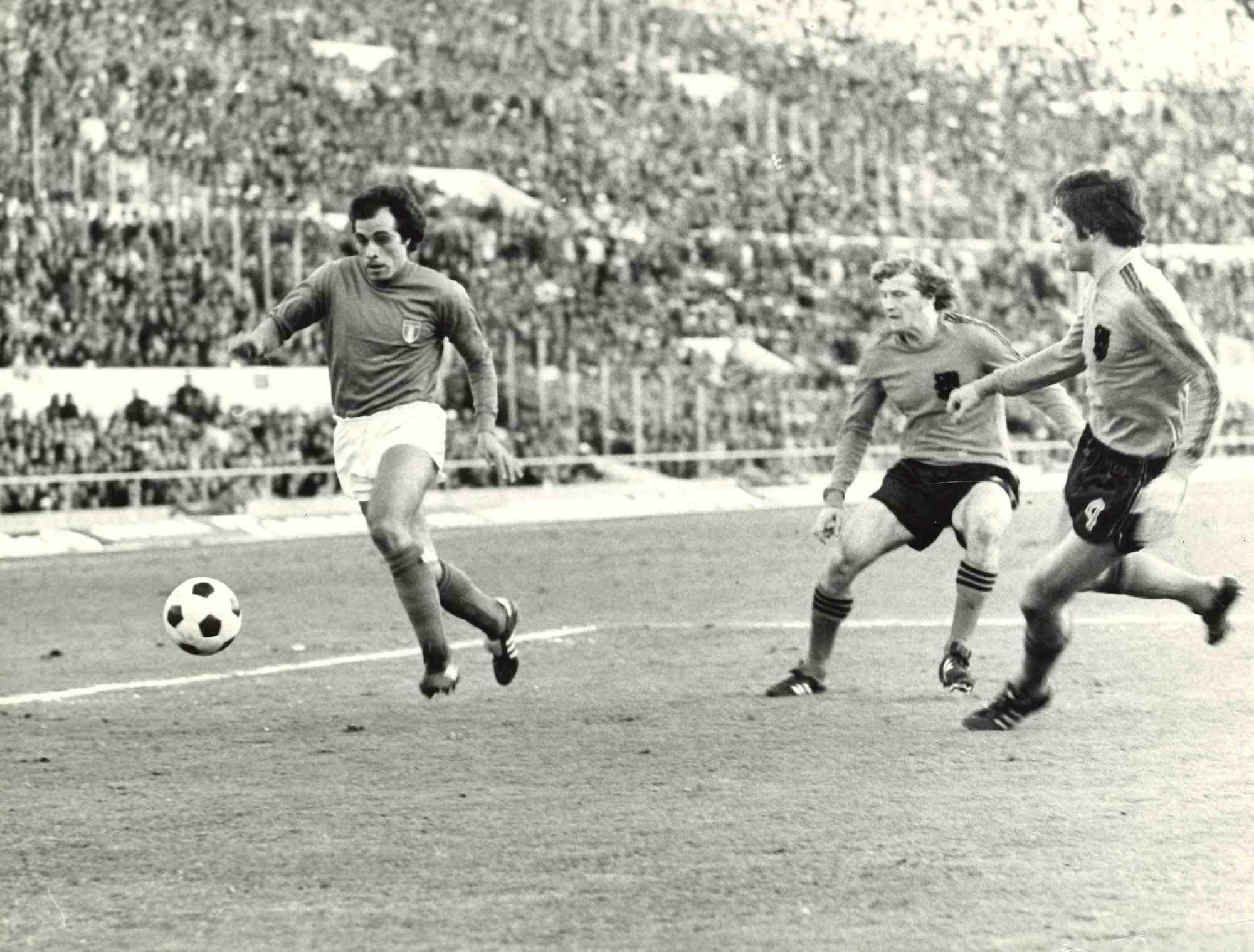 Figurative Photograph Unknown - Franco Causio en action - Photo Vintage - 1970