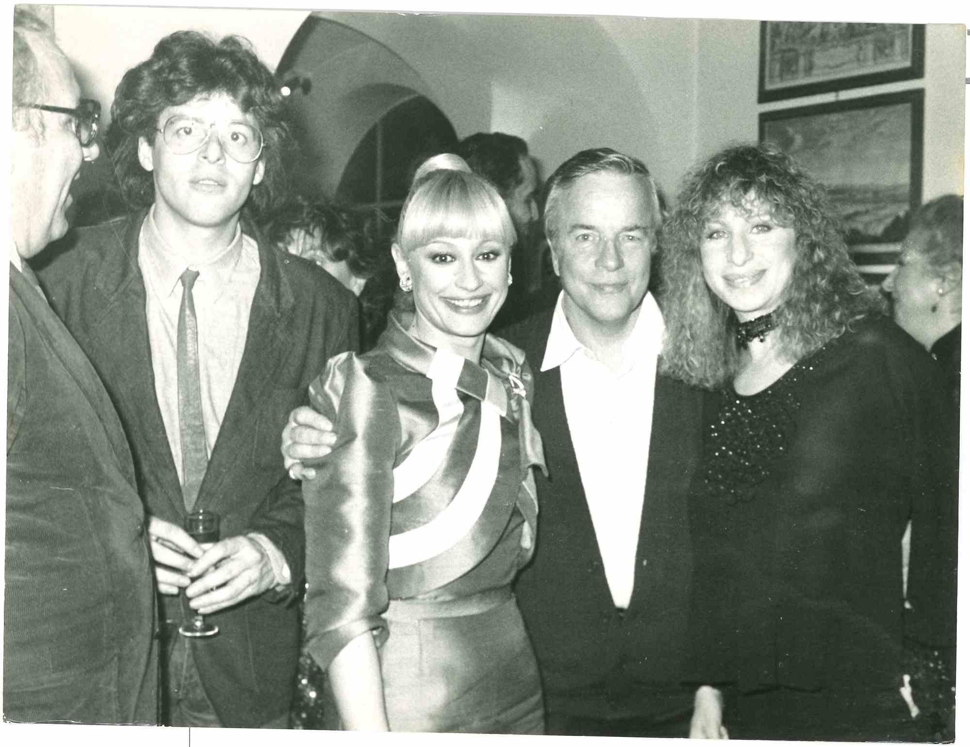 Unknown Figurative Photograph – Franco Zeffirelli, Raffaella Carrà, Barbra Streisand, Claudio Baglioni - 1970er Jahre