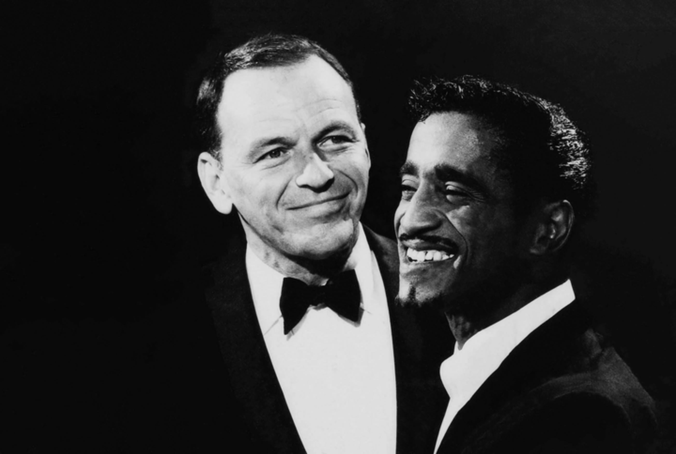 Unknown Black and White Photograph – Frank Sinatra und Sammy Davis Jr. Lächelnd