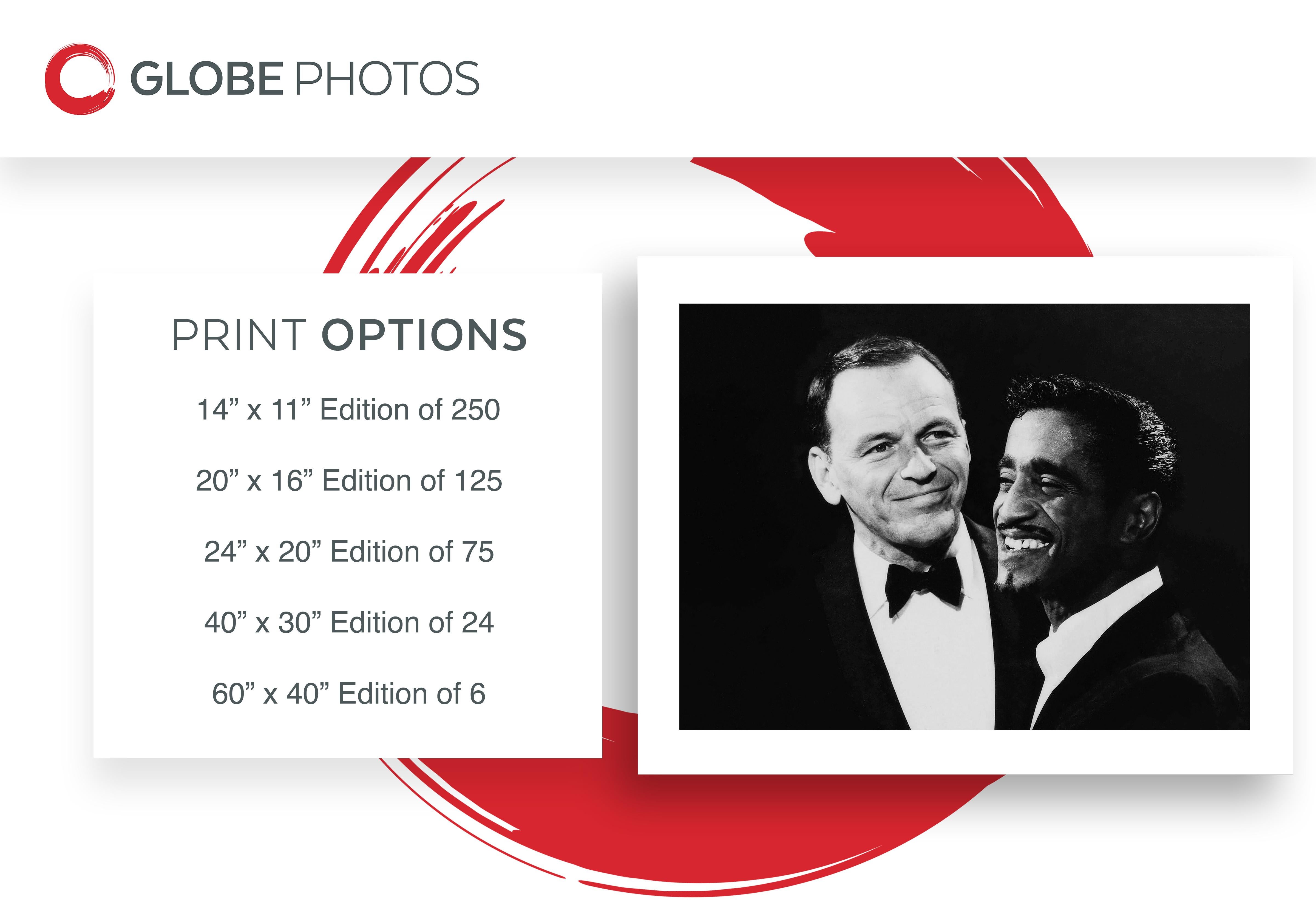 Frank Sinatra et Sammy Davis Jr. Sourire - Contemporain Photograph par Unknown