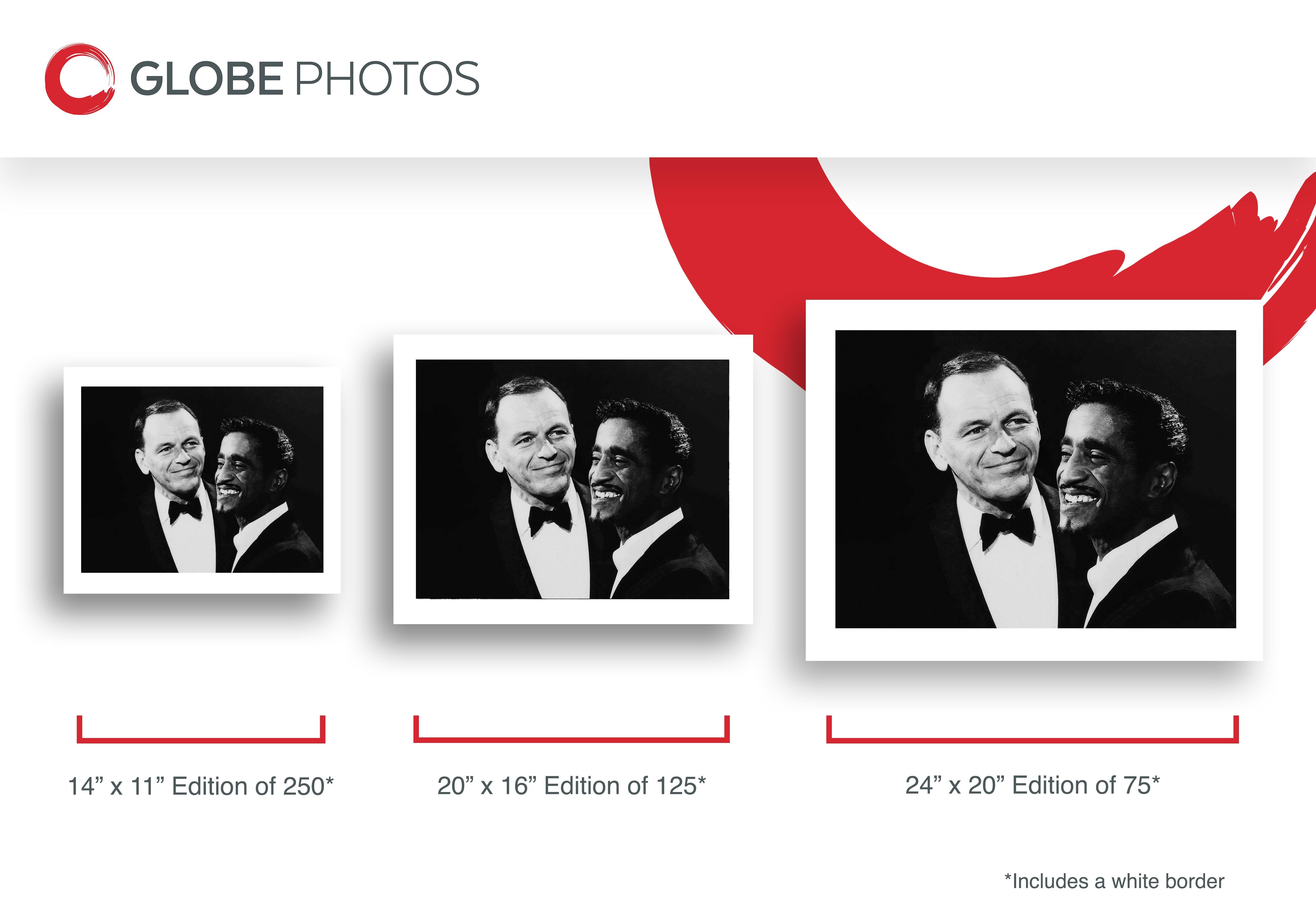 Frank Sinatra und Sammy Davis Jr. Lächelnd (Schwarz), Black and White Photograph, von Unknown