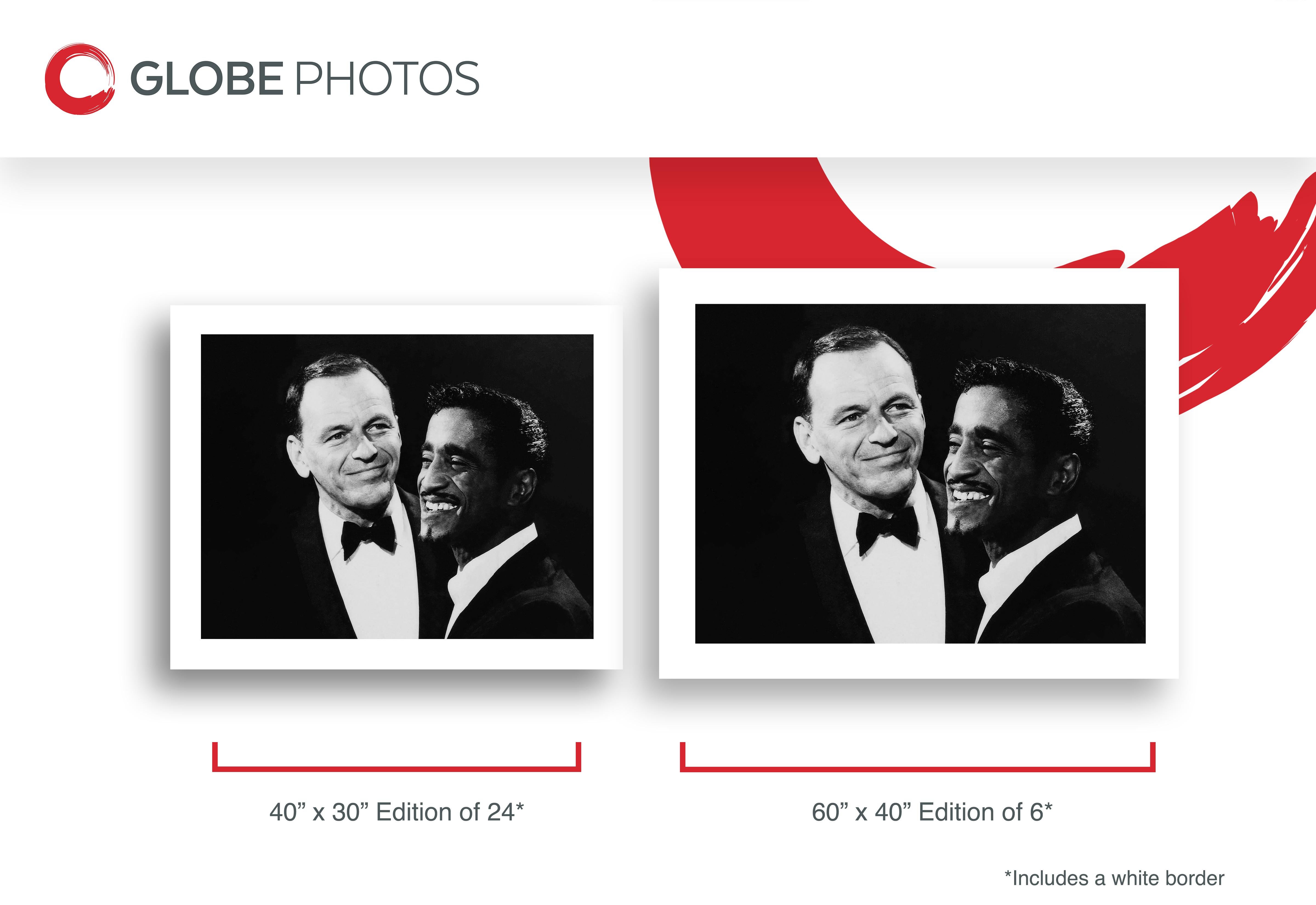 Cette superbe photo en noir et blanc montre Frank Sinatra et Sammy Davis Jr. souriants.

Frank Sinatra était un chanteur, acteur et producteur américain qui fut l'un des artistes musicaux les plus populaires et les plus influents du XXe siècle. Il