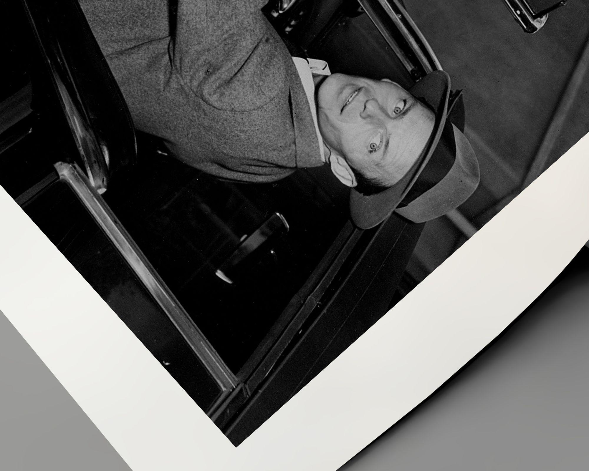 Frank Sinatra candidat dans une voiture - Contemporain Photograph par Unknown