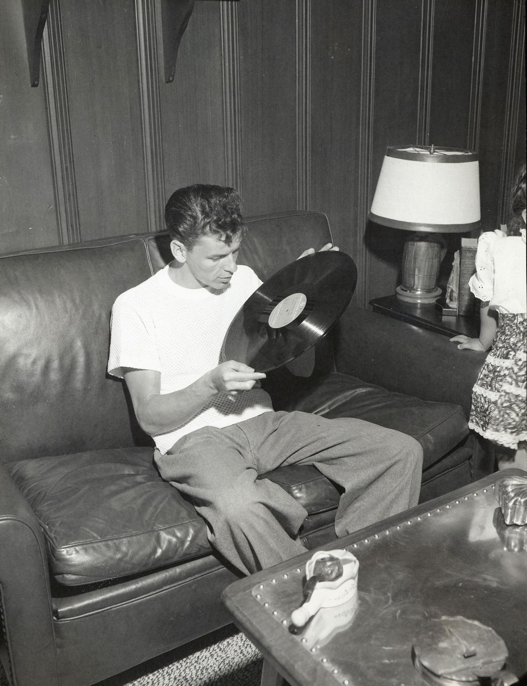 Unknown Black and White Photograph – Frank Sinatra – Für die Liebe zum Vinyl