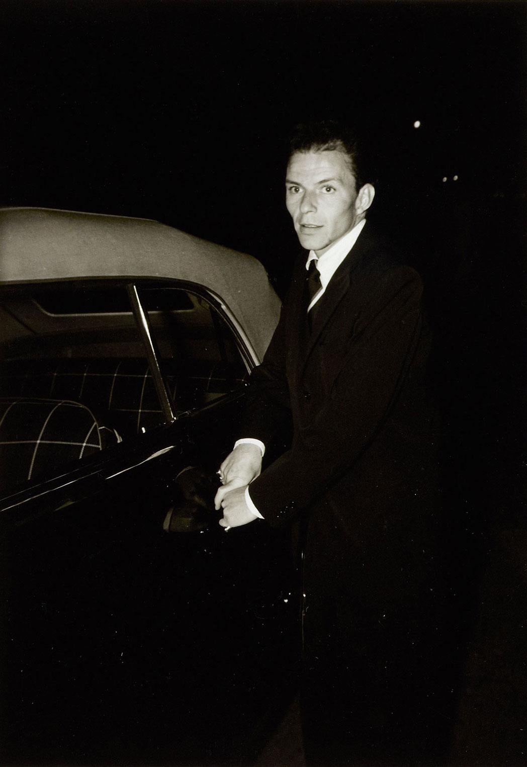 Unknown Black and White Photograph – Frank Sinatra geht nach Hause – Nachlass gestempelt