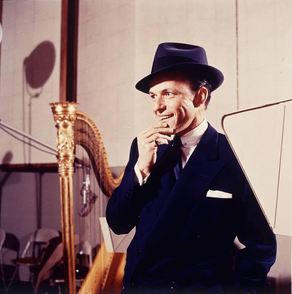 Unknown Portrait Photograph – Frank Sinatra: „Lasst uns sehen, wer hier die Harfe spielt?“