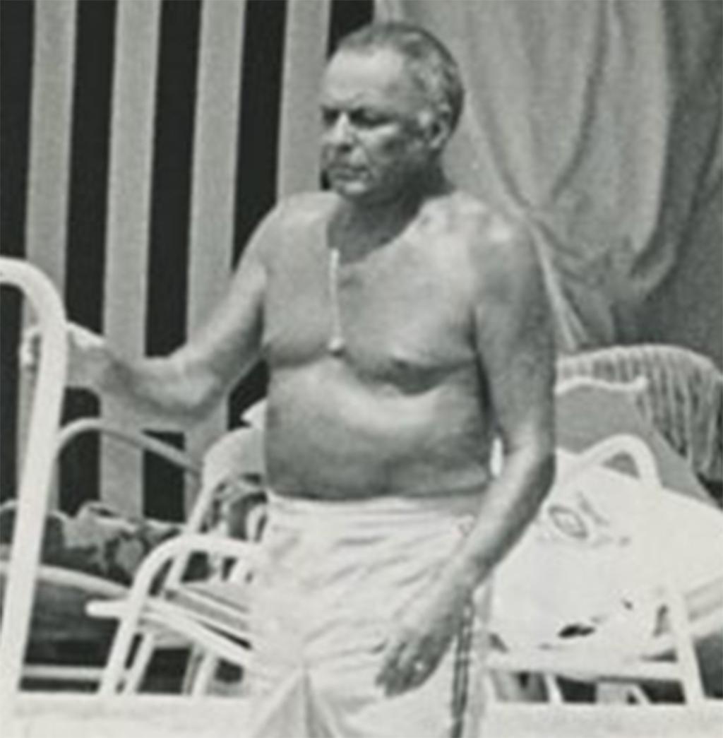 Pressdruck von Frank Sinatra auf Vacation in Italien – Photograph von Unknown