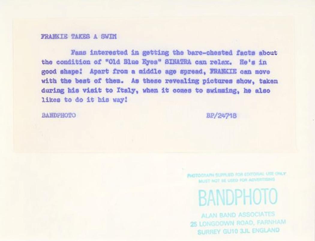 Pressdruck von Frank Sinatra auf Vacation in Italien (Grau), Black and White Photograph, von Unknown