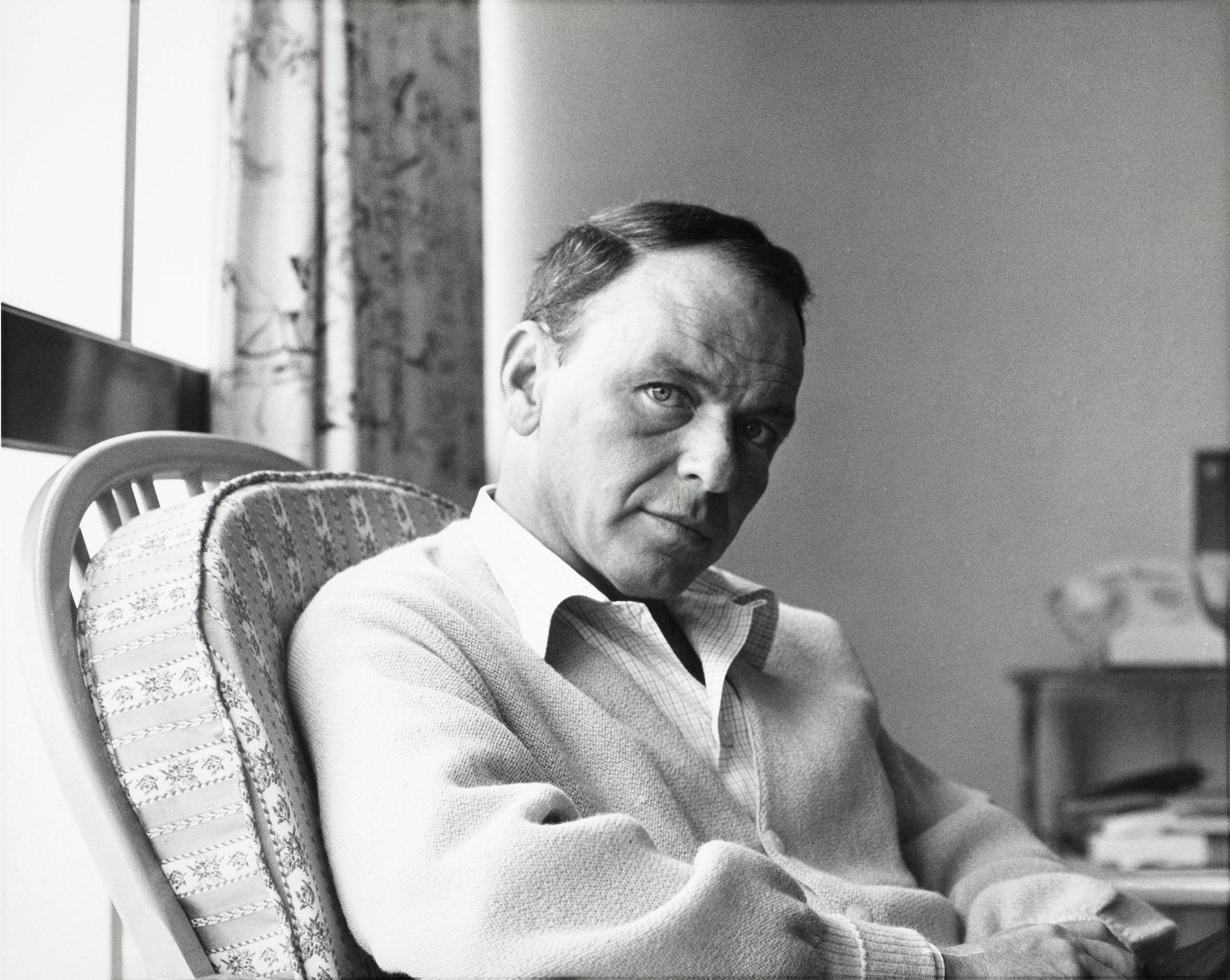 Unknown Black and White Photograph – Frank Sinatra – Relaxing on Tour – Nachlass gestempelt