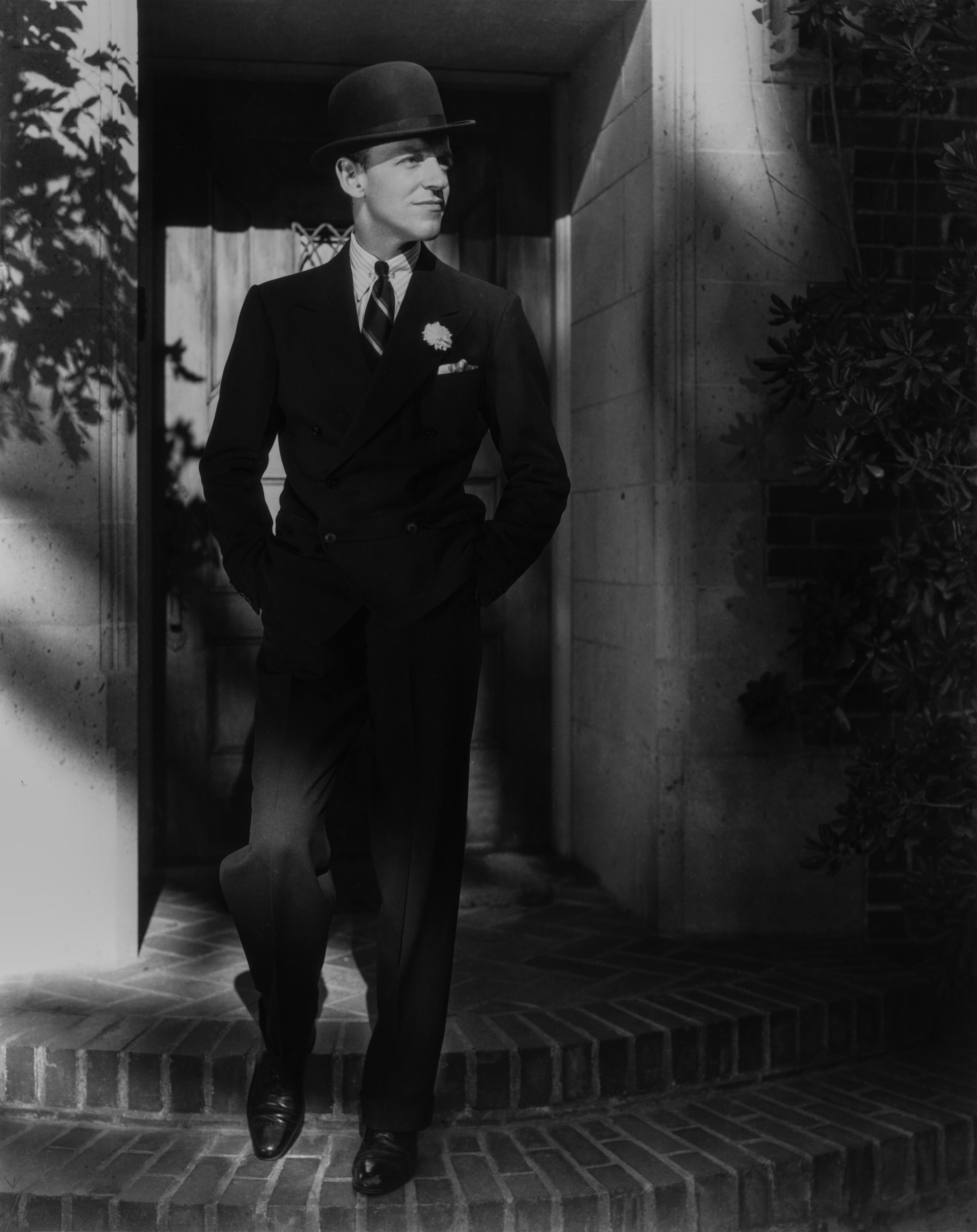 Unknown Portrait Photograph – Fred Astaire Posed in Doorway II Movie Star News Fine Art Print