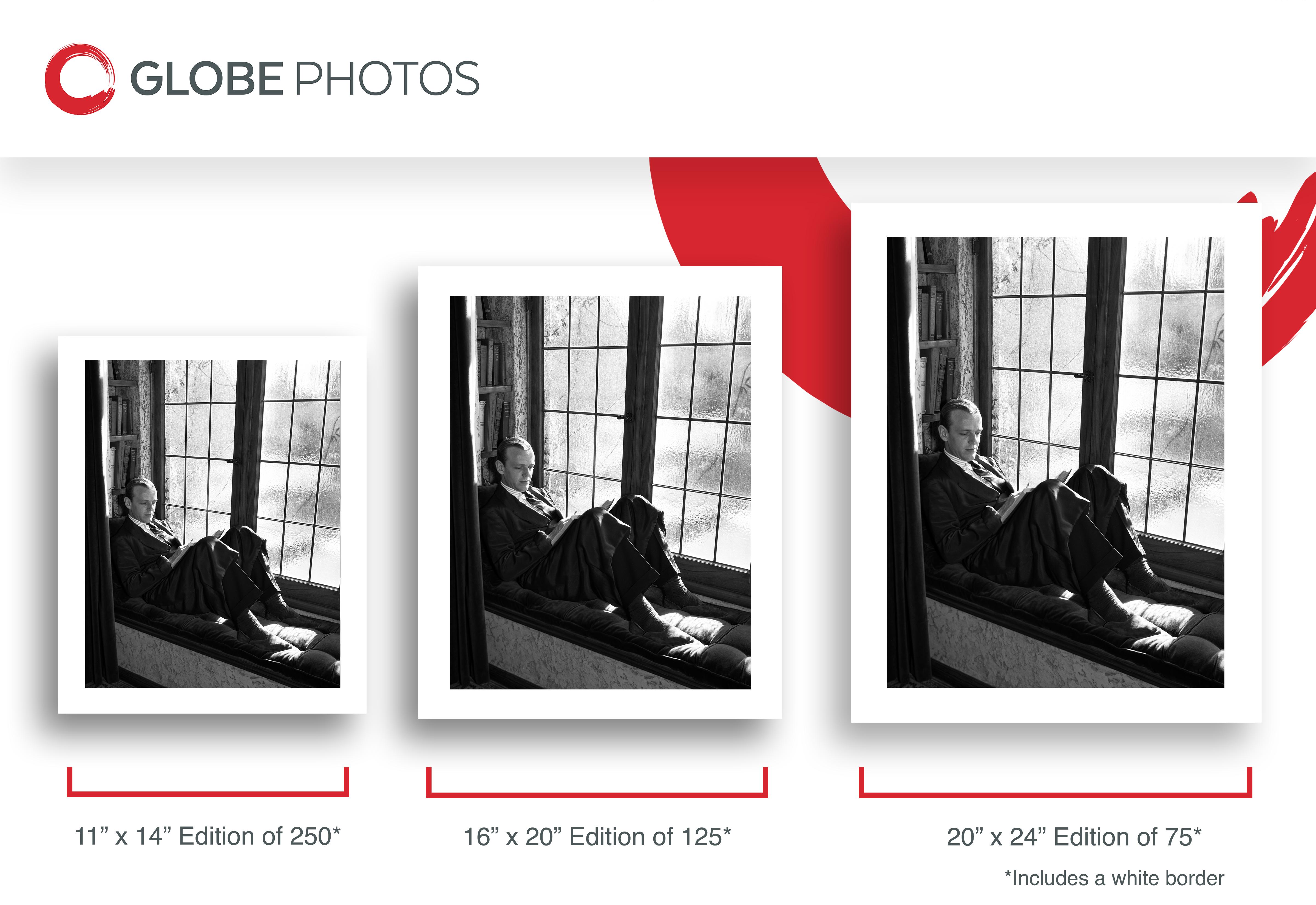Fred Astaire sentado en una ventana - Photograph Contemporáneo de Unknown