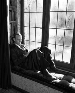 Fred Astaire sentado en una ventana