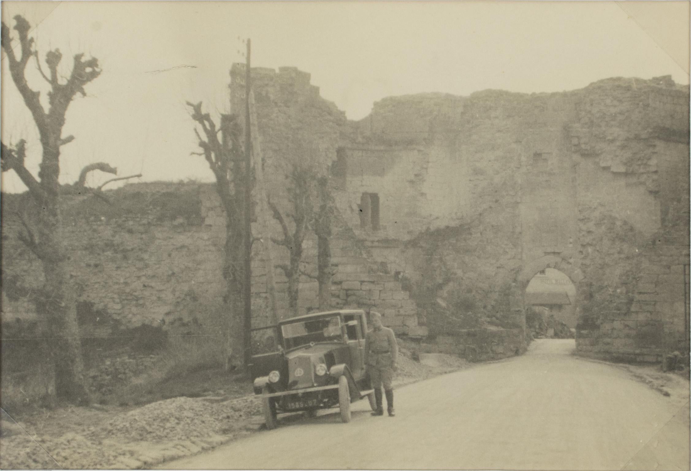 Une photographie originale en noir et blanc à la gélatine argentique, unique en son genre. Dans la campagne près de Paris, France, avril 1926. 
Un soldat en uniforme pose devant les ruines d'une maison détruite pendant la Première Guerre mondiale