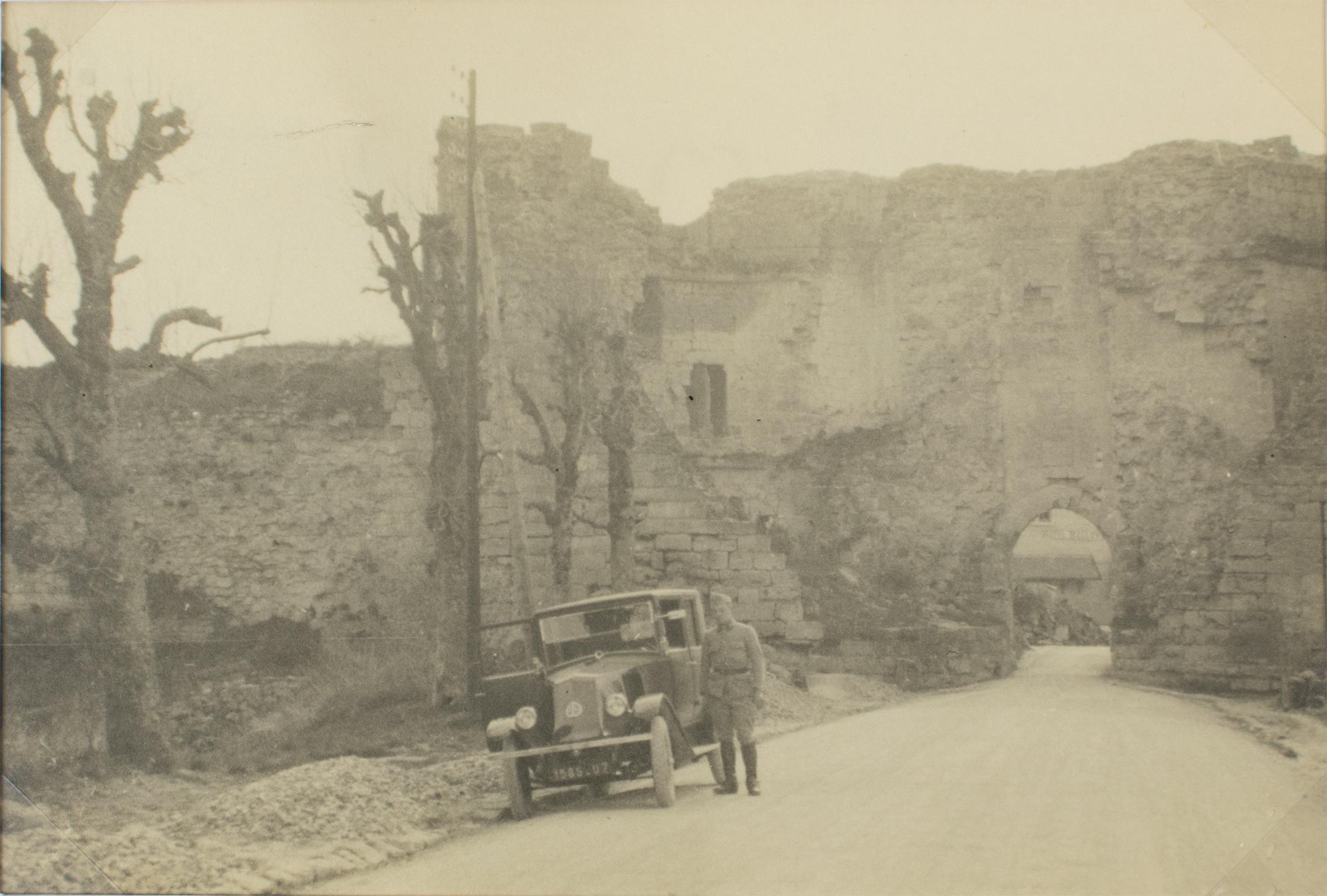 Soldat français près de Paris, photographie noir et blanc à la gélatine d'argent, 1926 en vente 1