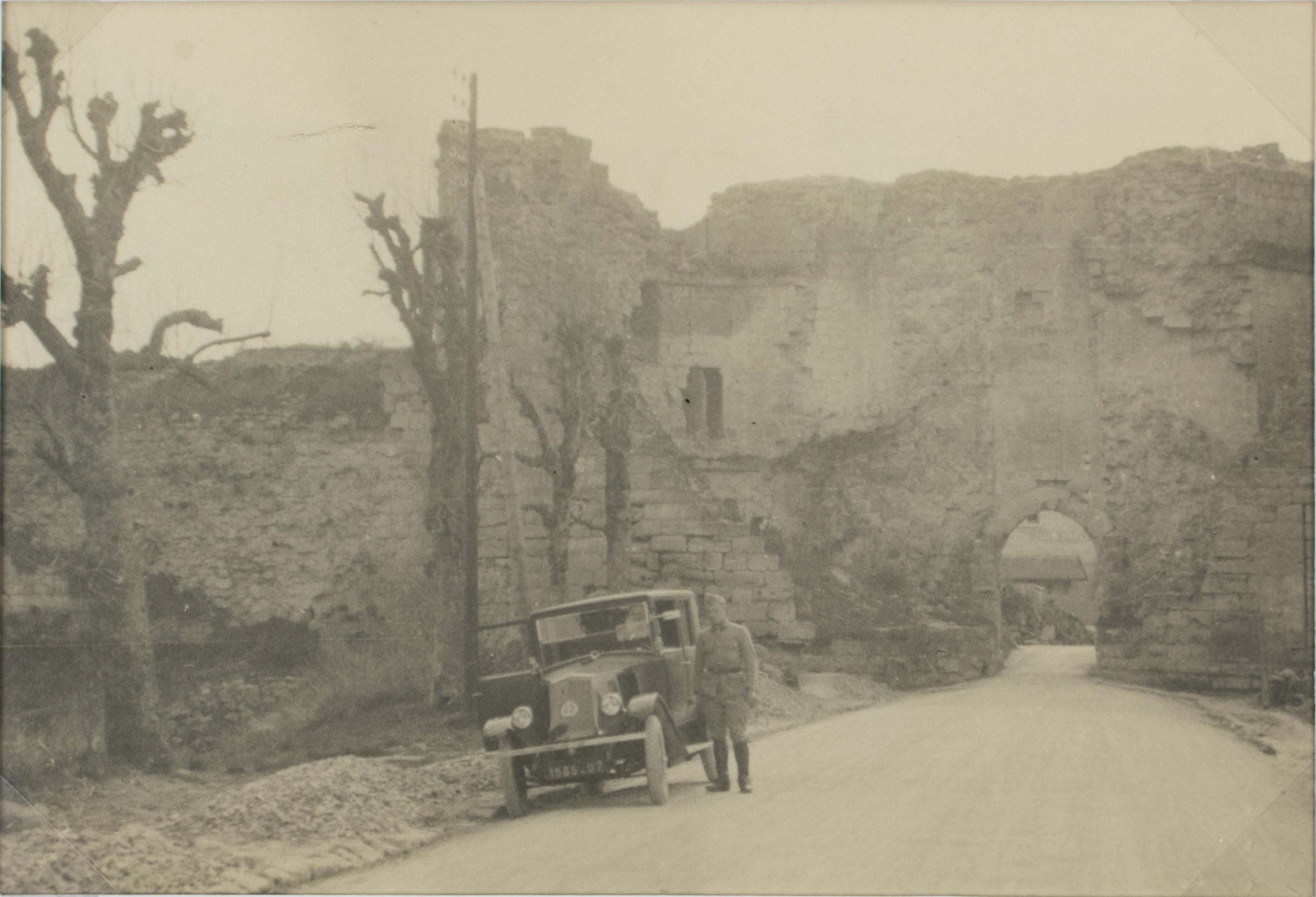 Landscape Photograph Unknown - Soldat français près de Paris, photographie noir et blanc à la gélatine d'argent, 1926