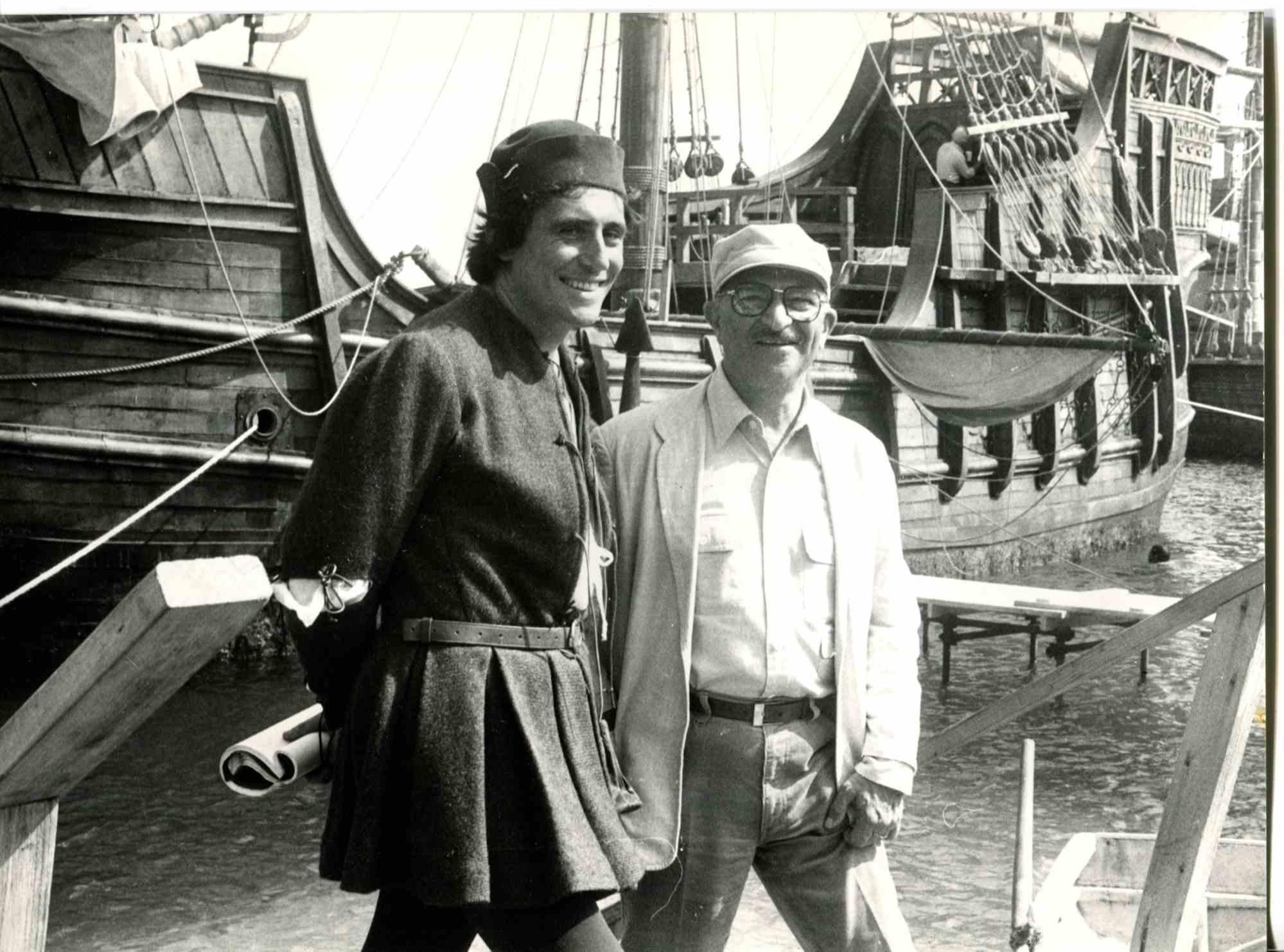 Unknown Figurative Photograph – Gabriel Byrne und Alberto Lattuada am Set von "Cristoforo Colombo" - 1985