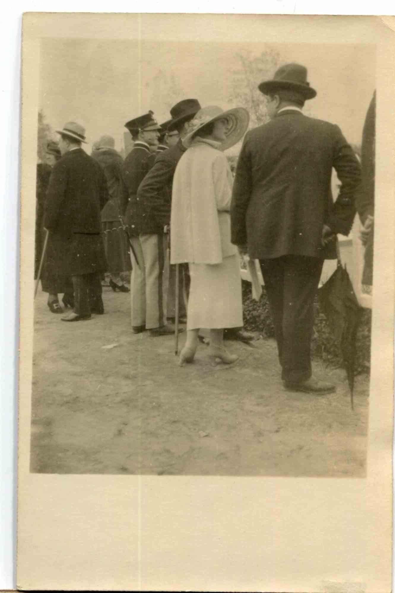 Unknown Figurative Photograph – Gathering – Vintage-Foto – frühes 20. Jahrhundert 