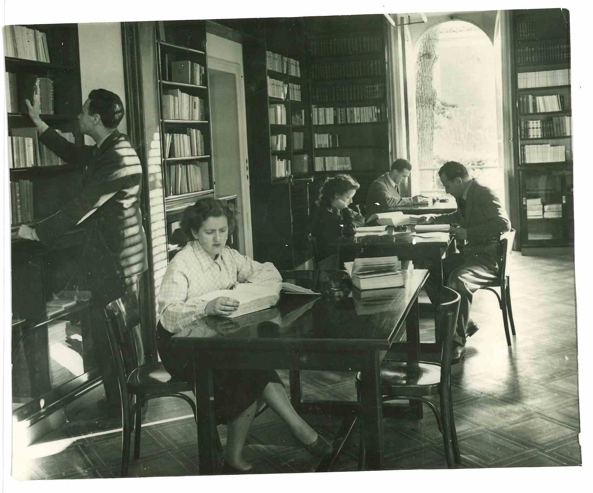 Unknown Figurative Photograph - Gender Equality - Library - 1960s