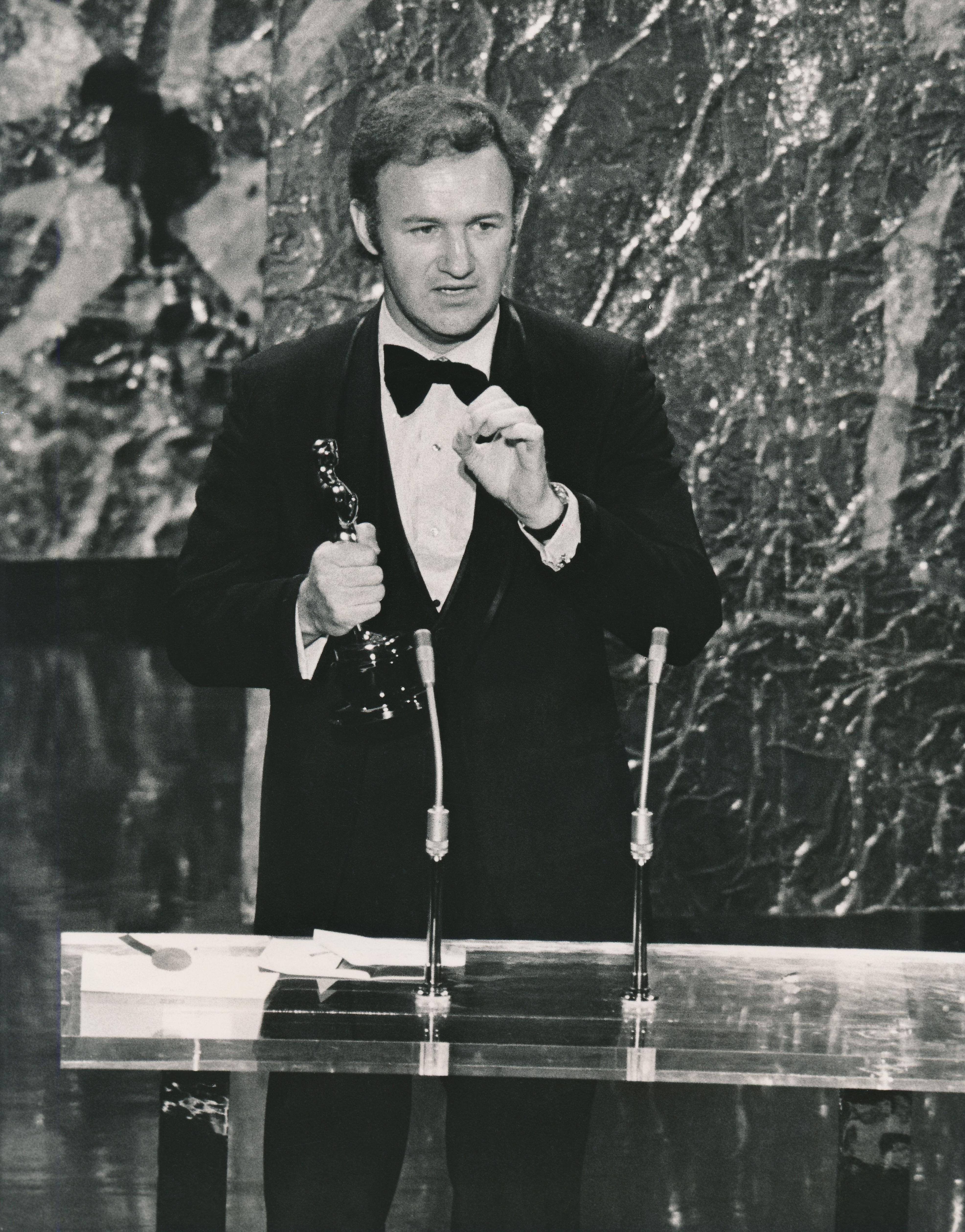 Unknown Black and White Photograph – Gene Hackman erhält  Oscar für The French Connection Fine Art Print