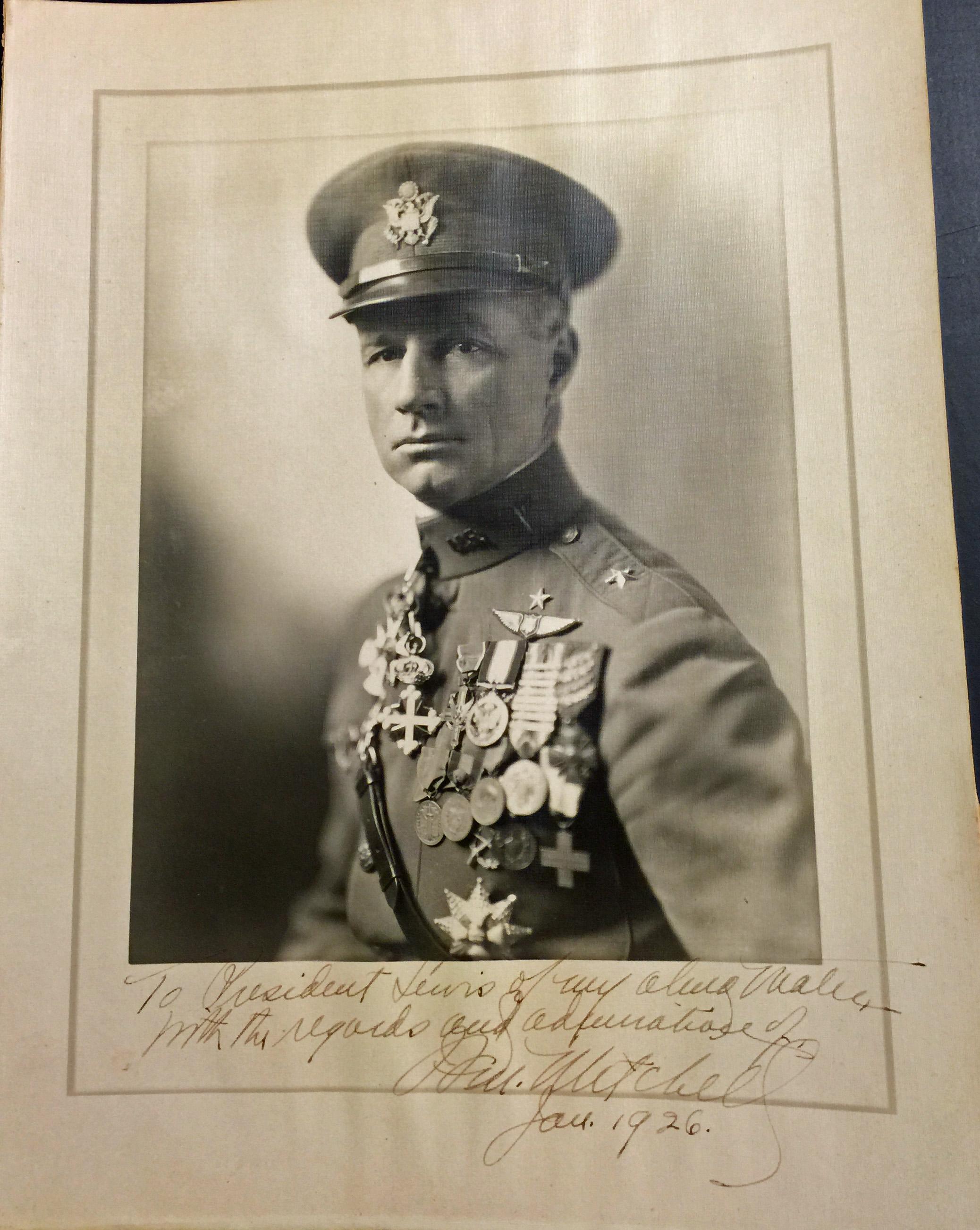 GENERAL BILLY MITCHELL - PHOTO SIGNÉE ET INSCRITE DATÉE DE JANVIER 1926 - Photograph de Unknown