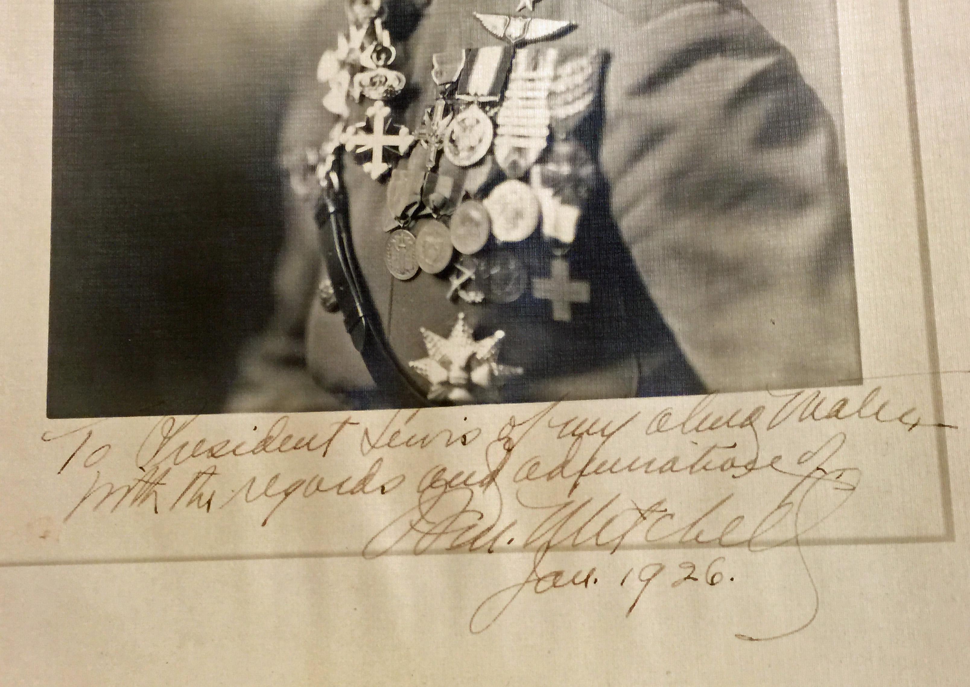 GENERAL BILLY MITCHELL - PHOTO SIGNÉE ET INSCRITE DATÉE DE JANVIER 1926 - Marron Portrait Photograph par Unknown
