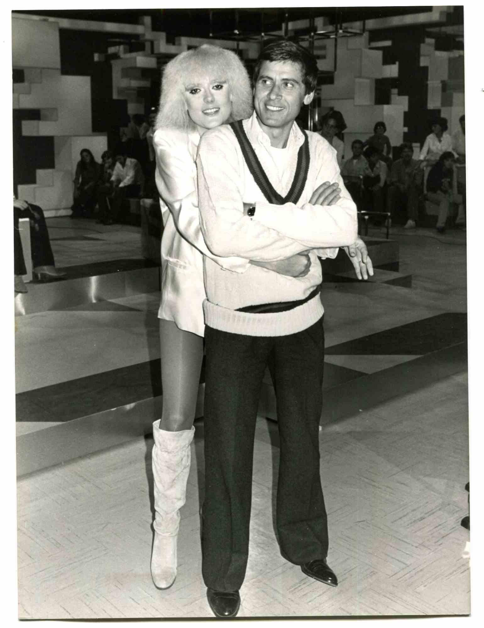 Figurative Photograph de Unknown - Gianni Morandi y Donatella Rettore - Foto - Años 80