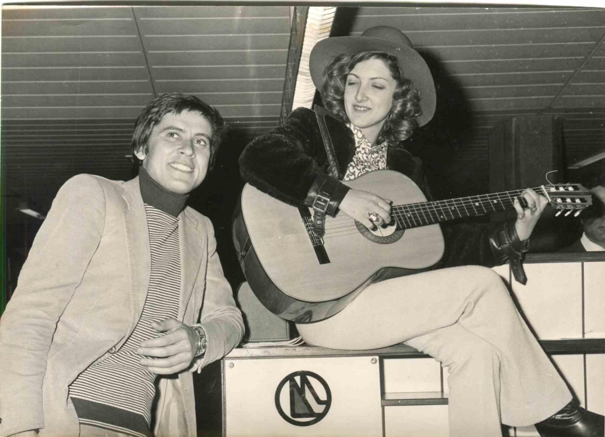 Unknown Figurative Photograph - Gianni Morandi and Marcella Martoli - Vintage Photo - 1970s