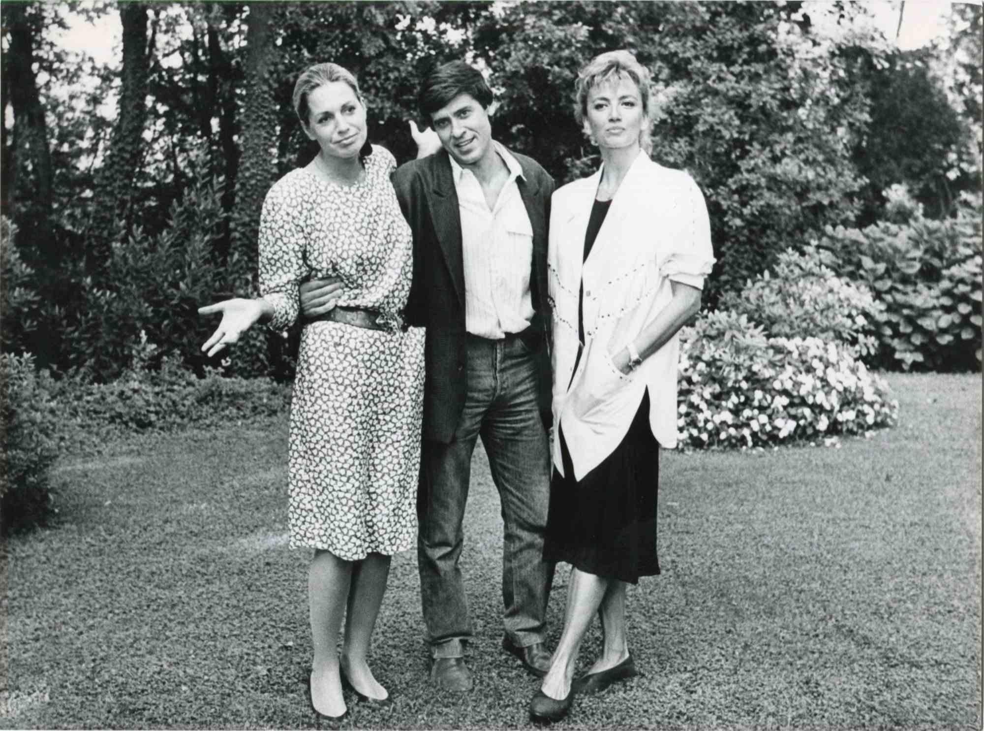Figurative Photograph Unknown - Gianni Morandi, Catherine Stark et Milly Carlucci - Photo vintage, années 1980