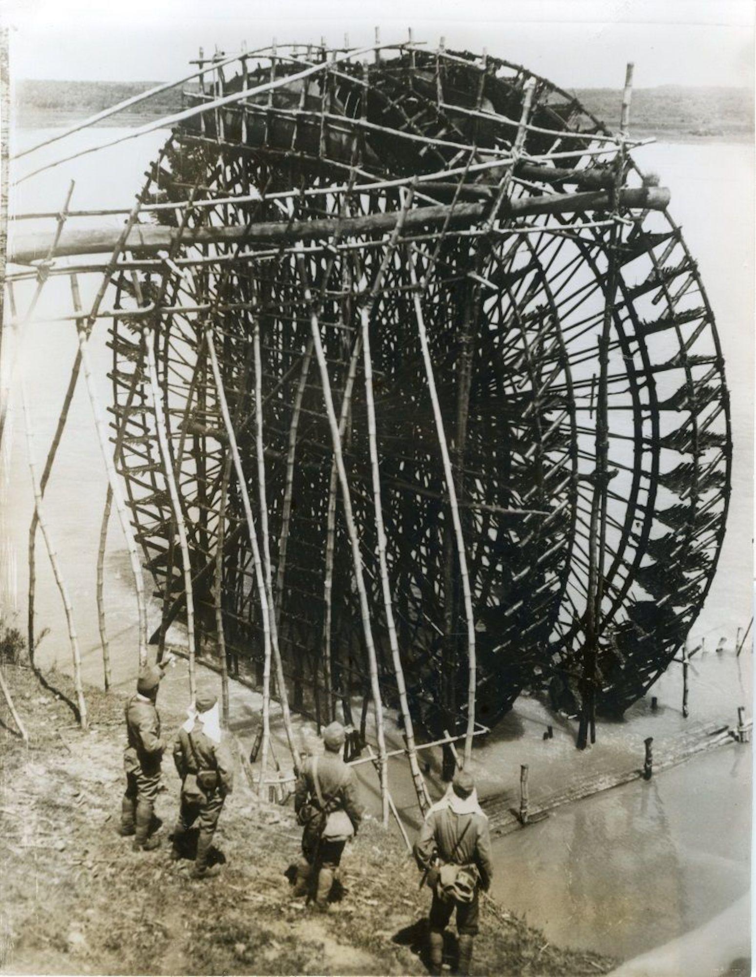 Unknown Black and White Photograph - Giant hydro-pump in Hainan - Vintage Photo 1939